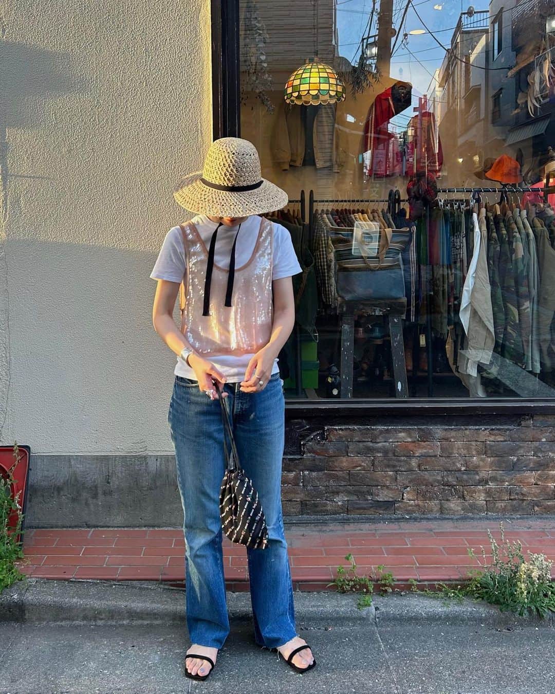 川島幸恵さんのインスタグラム写真 - (川島幸恵Instagram)「🌻🌻🌻 ⁡ 1日歩いた今日もストラップサンダル♩ 全然疲れないし楽に履けて、すでに色ち買いをしようか悩み中🤭💭 ⁡ TELAのスパンコールタンクはカジュアルに白Tを合わせました♡ シャツやワンピースにも重ねたい✨ ⁡ ⁡ #SHENERY_official #tanktop #tela #denimpants #vintagelevis #vintage #levis517 #bangls #tiffany  #hat #lamaisondelyllis #bag #miumiu #sandals #SHENERY #layered #layeredstyle #fashion #styling #白t #tシャツコーデ #レイヤードコーデ  #ハイトーンカラー #ハイトーンボブ #ハイトーンヘア #ボブヘア #ミニボブ」5月6日 21時14分 - sachie118