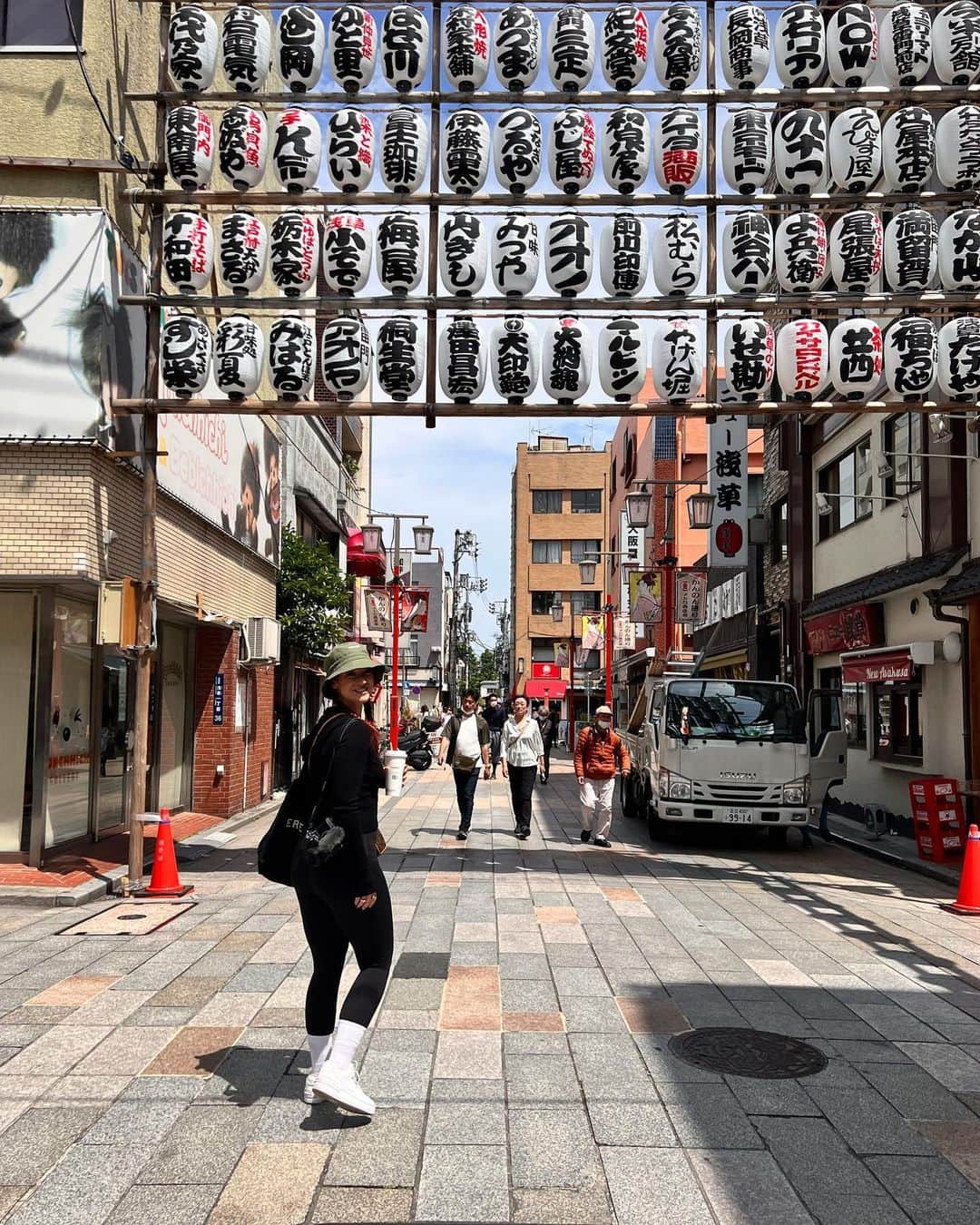 アリーシャ・マリーさんのインスタグラム写真 - (アリーシャ・マリーInstagram)「major tourist vibes ⛩️🌸🥢🇯🇵📸  #tokyo #japan #japantravel #japantrip」5月6日 21時24分 - alisha