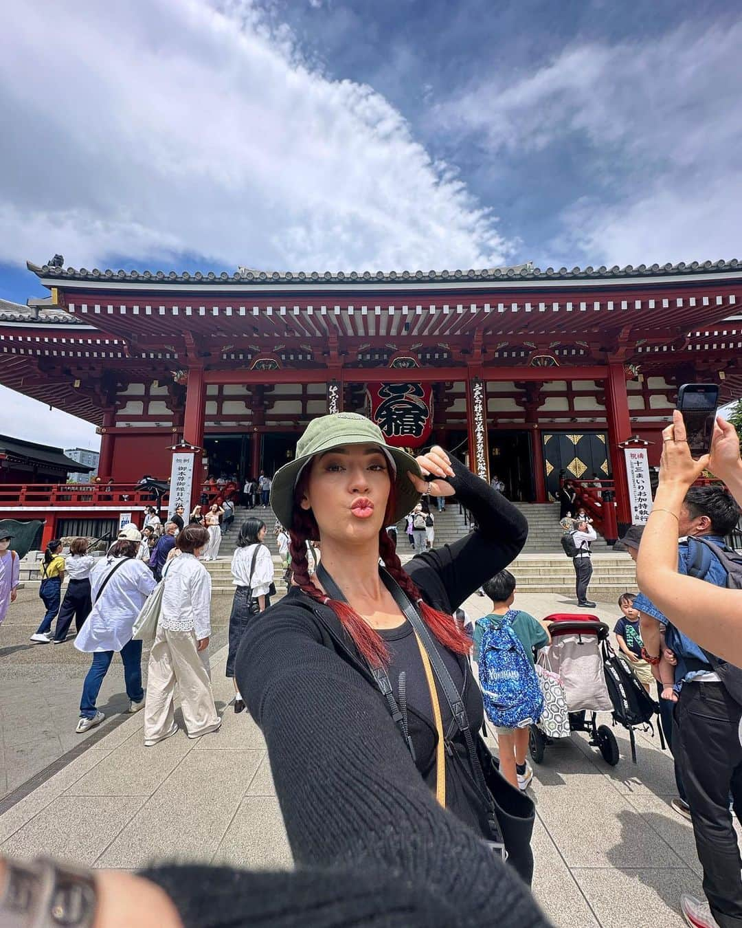 アリーシャ・マリーさんのインスタグラム写真 - (アリーシャ・マリーInstagram)「major tourist vibes ⛩️🌸🥢🇯🇵📸  #tokyo #japan #japantravel #japantrip」5月6日 21時24分 - alisha