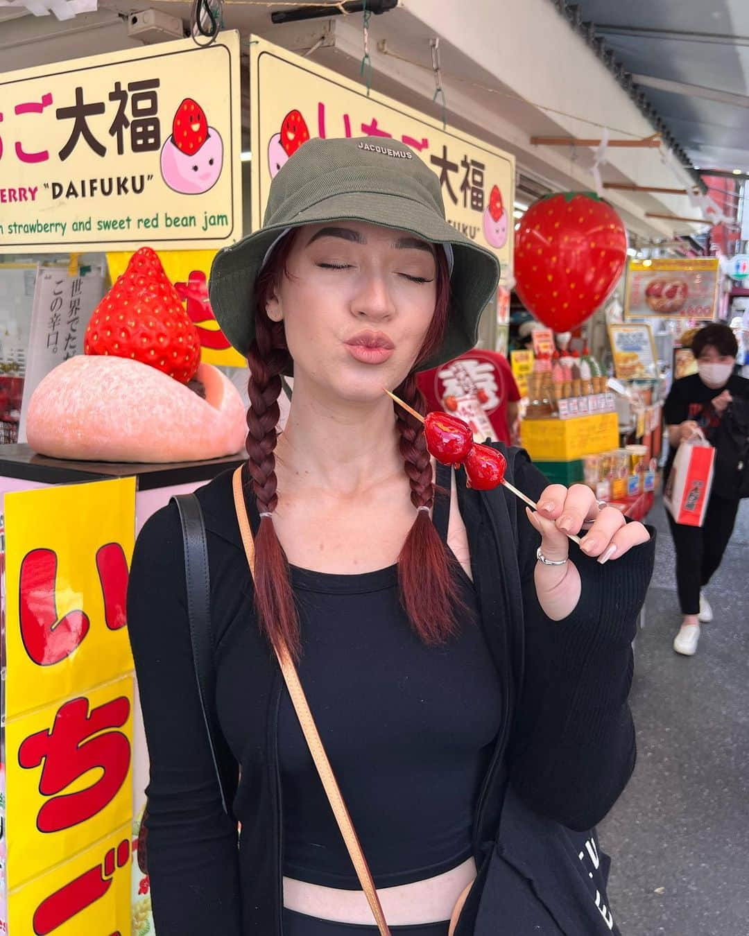 アリーシャ・マリーさんのインスタグラム写真 - (アリーシャ・マリーInstagram)「major tourist vibes ⛩️🌸🥢🇯🇵📸  #tokyo #japan #japantravel #japantrip」5月6日 21時24分 - alisha