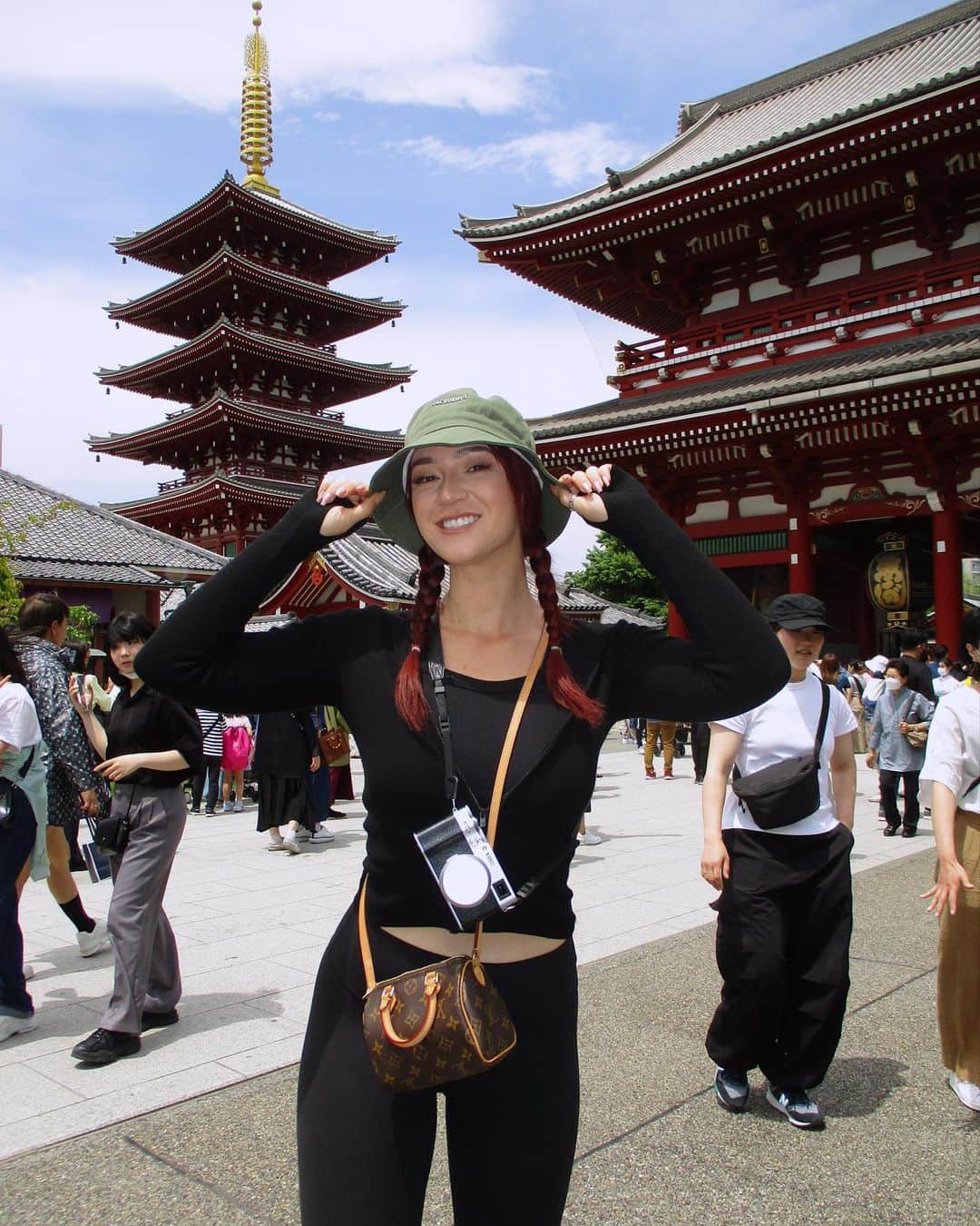 アリーシャ・マリーのインスタグラム：「major tourist vibes ⛩️🌸🥢🇯🇵📸  #tokyo #japan #japantravel #japantrip」