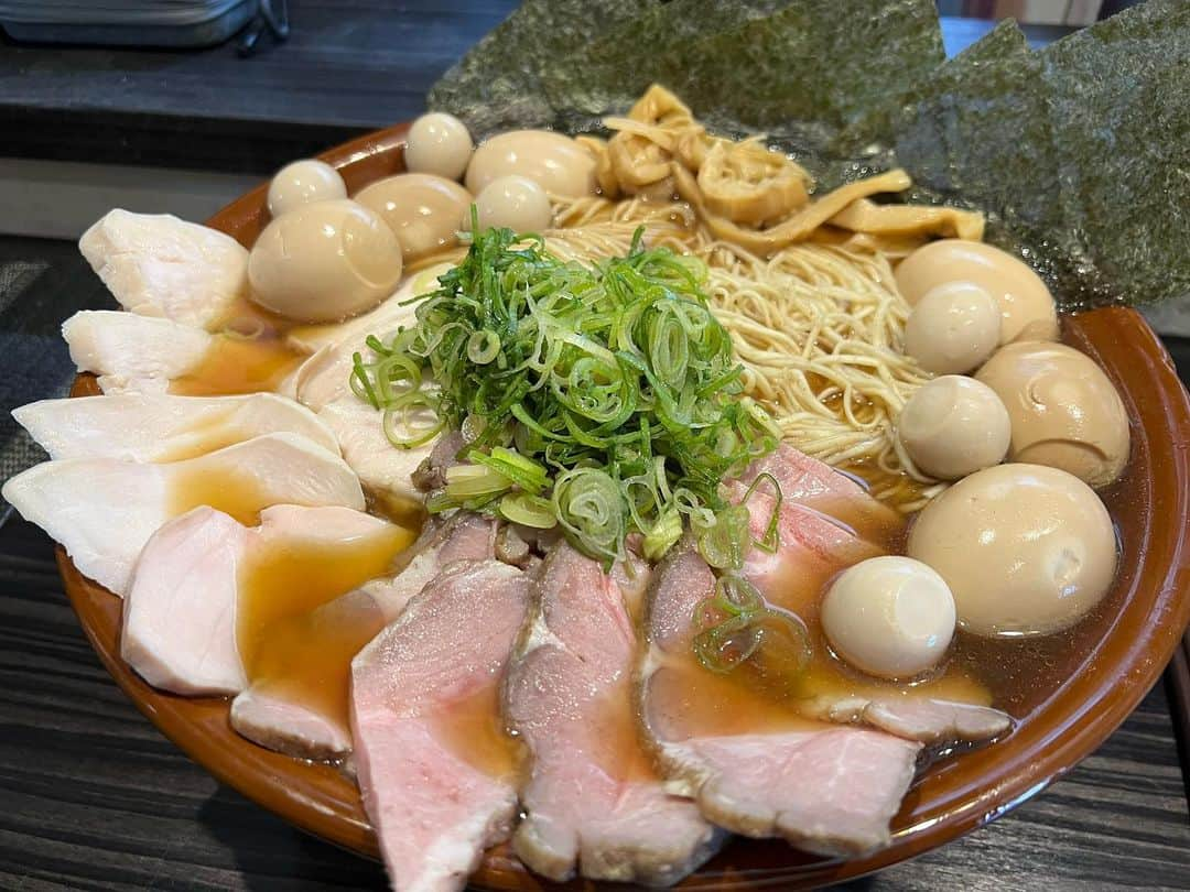 かこさんのインスタグラム写真 - (かこInstagram)「志奈そば田なかさん🍜 私は煮干トリュフそば！5kg！ あこは重濃煮干そば！5kg！ 同じお店で食べとるのに全く違う系統のラーメン😳 まず麺から違う！私の方はするっと喉越しが良い✨あこのはコシがしっかりしとる麺！スープも言うことないですね🫶🏻美味しいしかない！！トッピングもめちゃくちゃ美味しい… 期間限定の物もあるから毎月楽しみが増える🤭 肉飯？名前あっとるかな😭めちゃくちゃ美味しかった😭✨炭火の香りがしてめちゃくちゃ美味しさ倍増！ トッピングもたくさんの愛情で感激🤩🤩🤩 #志奈そば田なか #らーめん #ラーメン #東京 #東京グルメ #ramen #煮干し #煮干しラーメン #煮干しそば #トリュフ #먹방 #대식가 #먹팔 #먹팔해요 #먹스타그램 #大食い #双子 #はらぺこツインズ  #大胃王 #モッパン #ความตะกละ #Ham ăn #gula#大胃王」5月6日 21時17分 - harapeko__kako