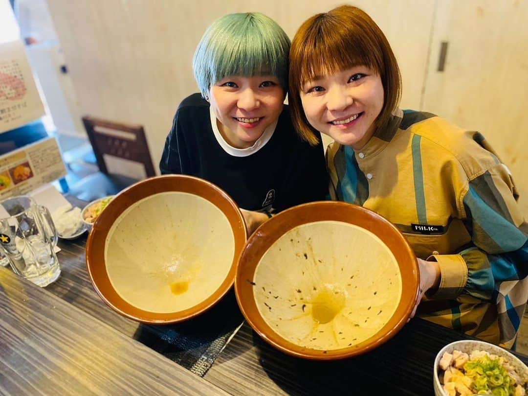 かこさんのインスタグラム写真 - (かこInstagram)「志奈そば田なかさん🍜 私は煮干トリュフそば！5kg！ あこは重濃煮干そば！5kg！ 同じお店で食べとるのに全く違う系統のラーメン😳 まず麺から違う！私の方はするっと喉越しが良い✨あこのはコシがしっかりしとる麺！スープも言うことないですね🫶🏻美味しいしかない！！トッピングもめちゃくちゃ美味しい… 期間限定の物もあるから毎月楽しみが増える🤭 肉飯？名前あっとるかな😭めちゃくちゃ美味しかった😭✨炭火の香りがしてめちゃくちゃ美味しさ倍増！ トッピングもたくさんの愛情で感激🤩🤩🤩 #志奈そば田なか #らーめん #ラーメン #東京 #東京グルメ #ramen #煮干し #煮干しラーメン #煮干しそば #トリュフ #먹방 #대식가 #먹팔 #먹팔해요 #먹스타그램 #大食い #双子 #はらぺこツインズ  #大胃王 #モッパン #ความตะกละ #Ham ăn #gula#大胃王」5月6日 21時17分 - harapeko__kako