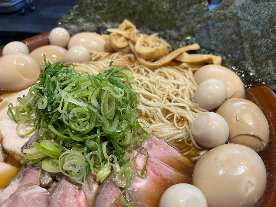 かこさんのインスタグラム写真 - (かこInstagram)「志奈そば田なかさん🍜 私は煮干トリュフそば！5kg！ あこは重濃煮干そば！5kg！ 同じお店で食べとるのに全く違う系統のラーメン😳 まず麺から違う！私の方はするっと喉越しが良い✨あこのはコシがしっかりしとる麺！スープも言うことないですね🫶🏻美味しいしかない！！トッピングもめちゃくちゃ美味しい… 期間限定の物もあるから毎月楽しみが増える🤭 肉飯？名前あっとるかな😭めちゃくちゃ美味しかった😭✨炭火の香りがしてめちゃくちゃ美味しさ倍増！ トッピングもたくさんの愛情で感激🤩🤩🤩 #志奈そば田なか #らーめん #ラーメン #東京 #東京グルメ #ramen #煮干し #煮干しラーメン #煮干しそば #トリュフ #먹방 #대식가 #먹팔 #먹팔해요 #먹스타그램 #大食い #双子 #はらぺこツインズ  #大胃王 #モッパン #ความตะกละ #Ham ăn #gula#大胃王」5月6日 21時17分 - harapeko__kako