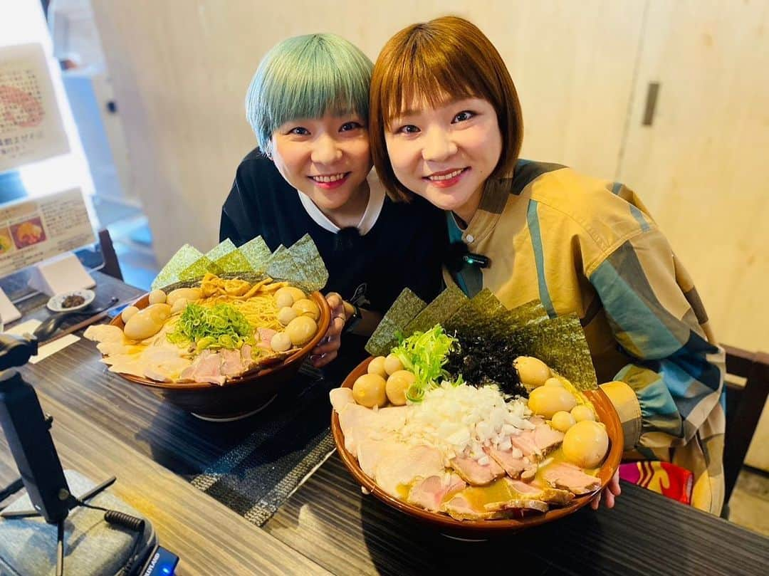 かこさんのインスタグラム写真 - (かこInstagram)「志奈そば田なかさん🍜 私は煮干トリュフそば！5kg！ あこは重濃煮干そば！5kg！ 同じお店で食べとるのに全く違う系統のラーメン😳 まず麺から違う！私の方はするっと喉越しが良い✨あこのはコシがしっかりしとる麺！スープも言うことないですね🫶🏻美味しいしかない！！トッピングもめちゃくちゃ美味しい… 期間限定の物もあるから毎月楽しみが増える🤭 肉飯？名前あっとるかな😭めちゃくちゃ美味しかった😭✨炭火の香りがしてめちゃくちゃ美味しさ倍増！ トッピングもたくさんの愛情で感激🤩🤩🤩 #志奈そば田なか #らーめん #ラーメン #東京 #東京グルメ #ramen #煮干し #煮干しラーメン #煮干しそば #トリュフ #먹방 #대식가 #먹팔 #먹팔해요 #먹스타그램 #大食い #双子 #はらぺこツインズ  #大胃王 #モッパン #ความตะกละ #Ham ăn #gula#大胃王」5月6日 21時17分 - harapeko__kako