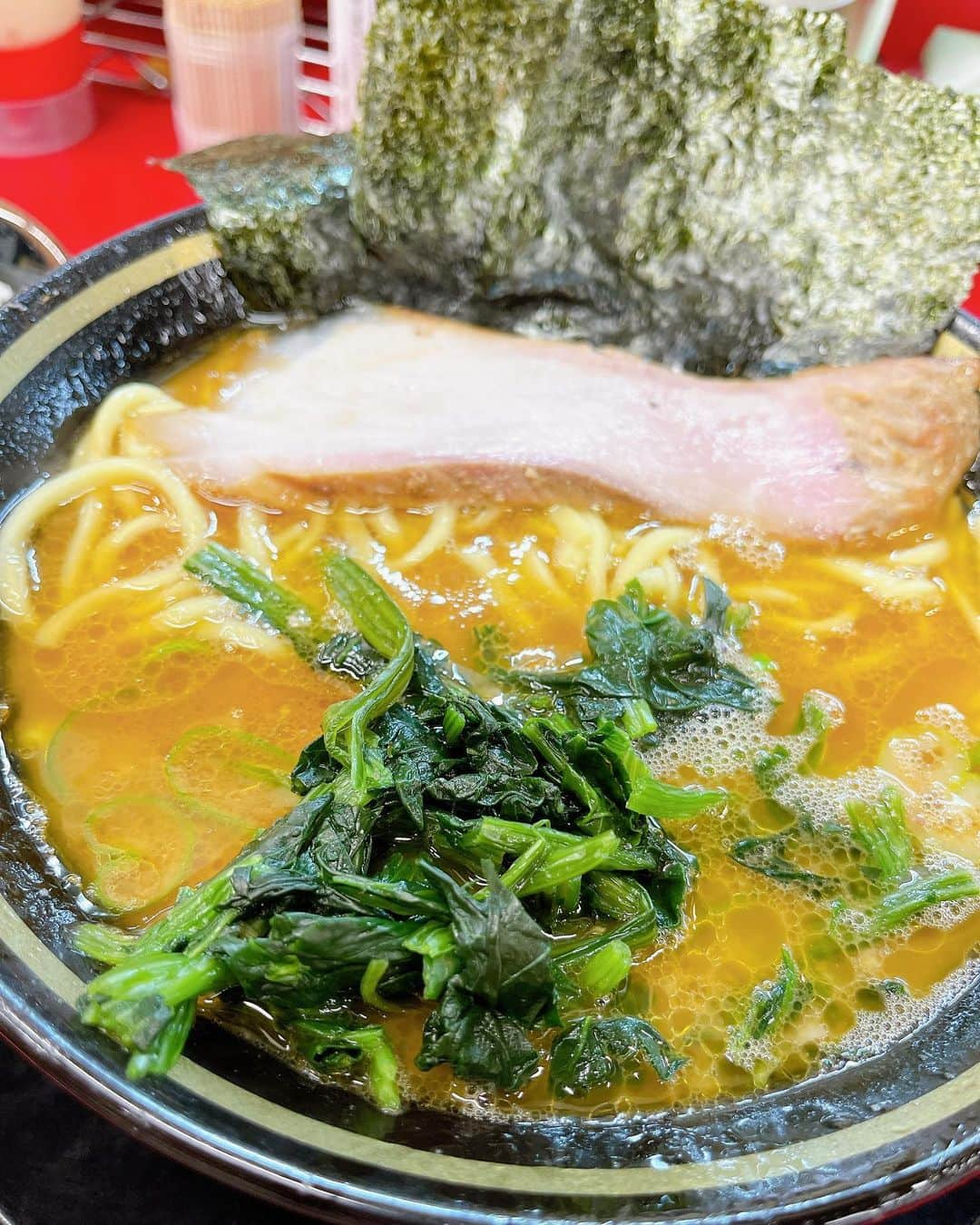 遠山裕介のインスタグラム：「疲れた体にしょっぱい家系ラーメン🍜  たまんねぇーーー♬  初めての王道家！！  普通にしたけどカエシが強くて醤油の濃さが強めです！！  ライスが進む！！  そして卓上にある調味料の中に無限ニンニクってのがあるんだけど、ライスの上に乗せて食べると激うま♬  ご馳走様でした！！  明日も 頑張りまーす！！！」