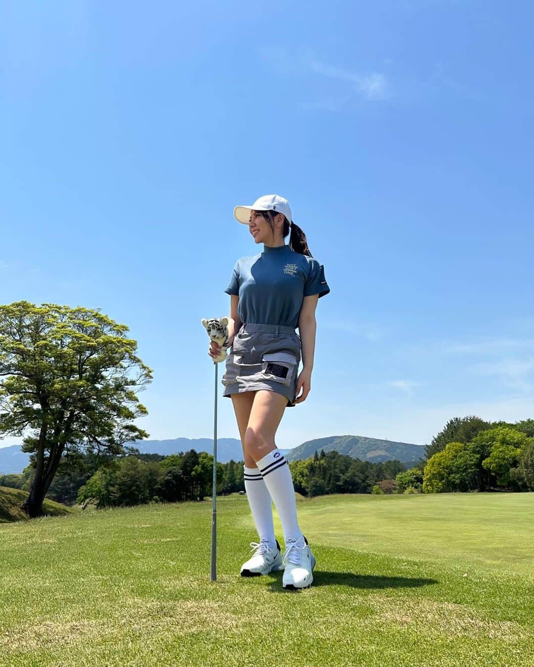 ベイビーリオンのインスタグラム：「. GOLF日和〜☀️ 私も担当しているレッスンのうちの１つ、  @ems_fit_japan ゴルフトレーニングのおかげで 柔軟性や体幹が強くなった💪🏻 ラウンドは難しくも楽しいです⛳️ この日は @rufflog のウェアを🩵🤍💚 可愛いのばかりでモチベあがる〜 . #golf #golfgirls #golfwear  #ゴルフ #ゴルフ女子 #ゴルフウェア  #ゴルフ初心者 #ボディメイク #パーソナルトレーナー #トレーニング女子  #福岡 #福岡ゴルフ」