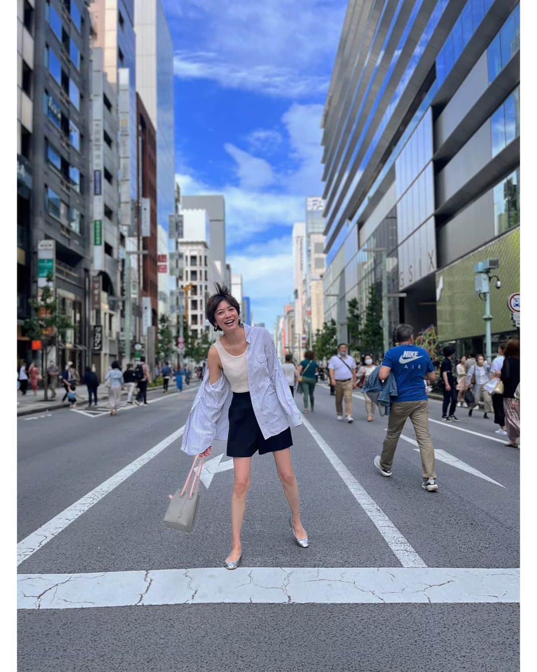 菅原沙樹さんのインスタグラム写真 - (菅原沙樹Instagram)「青空歩行者天国🌞 銀座、すっかり以前の賑わいを取り戻してました。現場からは以上です。 #沙樹の装い」5月6日 21時20分 - saki313apo