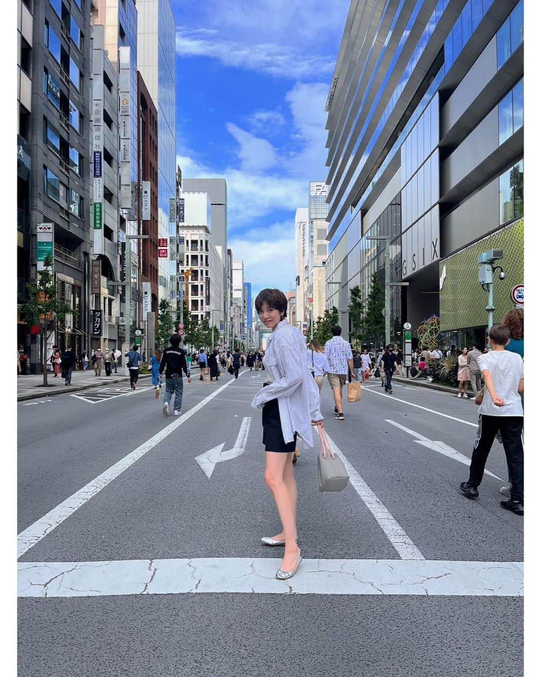 菅原沙樹さんのインスタグラム写真 - (菅原沙樹Instagram)「青空歩行者天国🌞 銀座、すっかり以前の賑わいを取り戻してました。現場からは以上です。 #沙樹の装い」5月6日 21時20分 - saki313apo