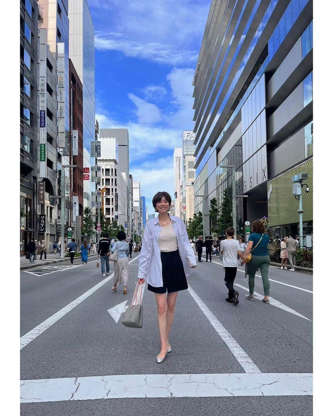 菅原沙樹さんのインスタグラム写真 - (菅原沙樹Instagram)「青空歩行者天国🌞 銀座、すっかり以前の賑わいを取り戻してました。現場からは以上です。 #沙樹の装い」5月6日 21時20分 - saki313apo