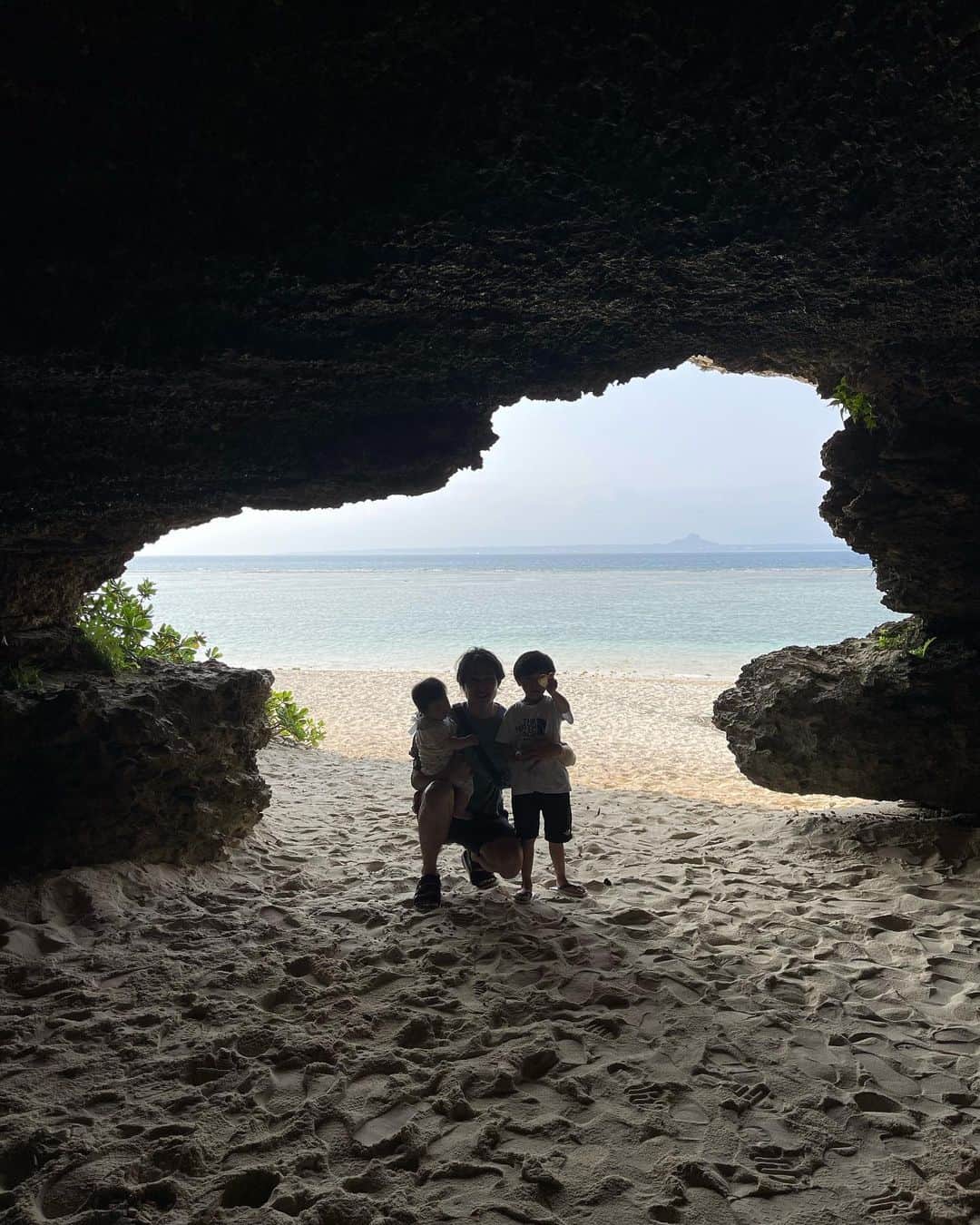 瀬奈じゅんさんのインスタグラム写真 - (瀬奈じゅんInstagram)「⁡ ⁡ 家族旅行④ ⁡ 今回の旅で一番の感動スポット、瀬底島！ 今まで何度も沖縄に行っていますが、初めて訪れました。 人も少なく、ゆっくり絶景を堪能しました。 ⁡ 白い砂浜、透き通った清らかな海、洞窟からの神秘的な光景……身も心も洗われました。 (身も心も汚れていたわけではないとは思いますが笑) ⁡ 帰りは美ら海近くでサンセットバーベキュー。 これまた美しい夕日を眺めながらの美味しいお食事……最高でした！ ⁡ この旅を通して改めて、家族の温かさ・家族の大切さ・家族の尊さを感じる事が出来ました。 いつも新鮮で神聖な世界と新たな発見を見せてくれる主人と息子と娘に感謝です。 ⁡ と、沖縄旅行の思い出を美しく終わらせたい所なんですがね……。 ⁡ ⁡ つづく笑。 ⁡ ⁡ #家族旅行 #沖縄 #瀬底島 #サンセット #バーベキュー」5月6日 21時21分 - junsena_official