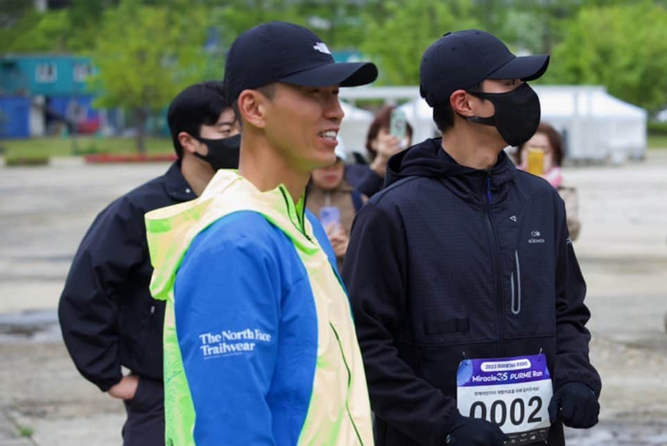 ジヌションさんのインスタグラム写真 - (ジヌションInstagram)「🏃‍♂️ 2023 MIRACLE365 PURME RUN 박보검이 함께 달려주고 가수 김범수가 공연 해주고 500명의 미라클 러너들과 40명의 페이서들이 장애어린이들을 위해서 한 마음으로 달렸다 너무 풍성했던 푸르메 어린이재활병원을 위한 7번째 미라클365 런 요즘 촬영 일정으로 바쁜 와중에 일찍부터 와서 함께해준 보검이(다음날 또 같이 서울 하프 마라톤도 뛰고) 비염 때문에 어려운 상황에서도 너무나 멋진 공연을 해준 범수 둘다 너무 너무 고마워~」5月6日 21時21分 - jinusean3000