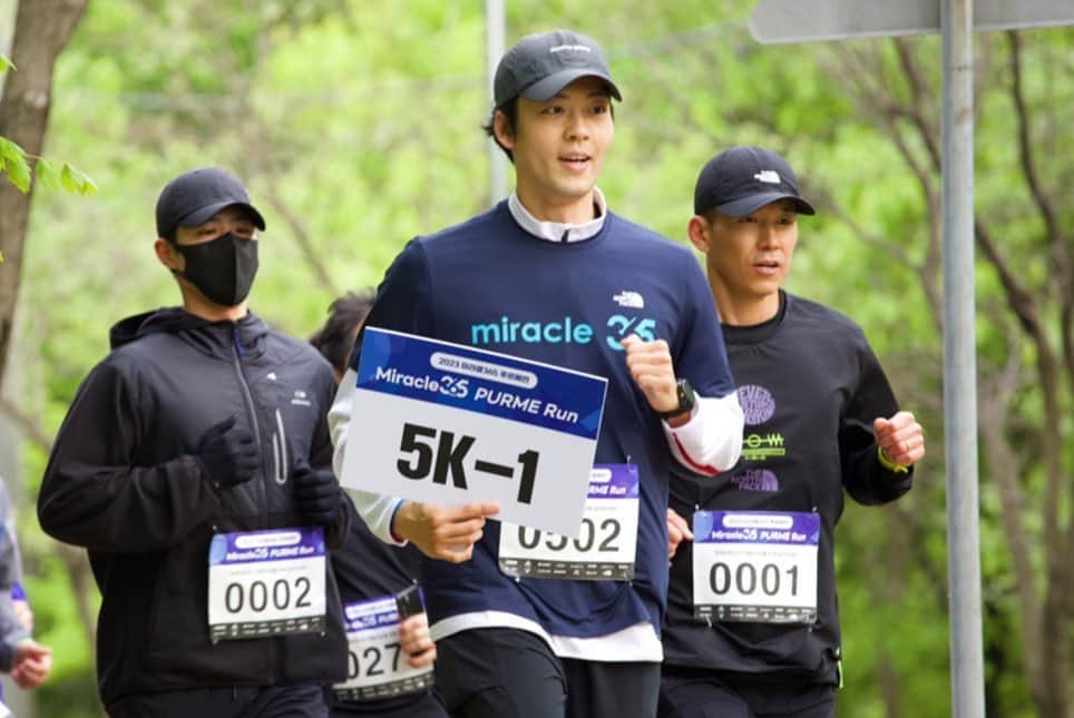 ジヌションさんのインスタグラム写真 - (ジヌションInstagram)「🏃‍♂️ 2023 MIRACLE365 PURME RUN 박보검이 함께 달려주고 가수 김범수가 공연 해주고 500명의 미라클 러너들과 40명의 페이서들이 장애어린이들을 위해서 한 마음으로 달렸다 너무 풍성했던 푸르메 어린이재활병원을 위한 7번째 미라클365 런 요즘 촬영 일정으로 바쁜 와중에 일찍부터 와서 함께해준 보검이(다음날 또 같이 서울 하프 마라톤도 뛰고) 비염 때문에 어려운 상황에서도 너무나 멋진 공연을 해준 범수 둘다 너무 너무 고마워~」5月6日 21時21分 - jinusean3000