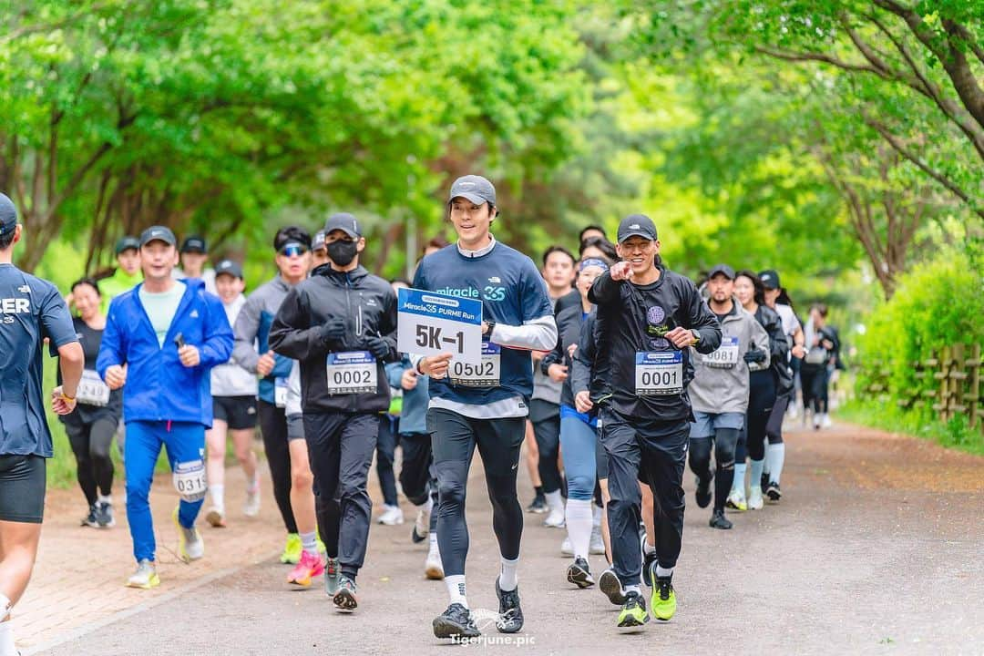 ジヌションさんのインスタグラム写真 - (ジヌションInstagram)「🏃‍♂️ 2023 MIRACLE365 PURME RUN 박보검이 함께 달려주고 가수 김범수가 공연 해주고 500명의 미라클 러너들과 40명의 페이서들이 장애어린이들을 위해서 한 마음으로 달렸다 너무 풍성했던 푸르메 어린이재활병원을 위한 7번째 미라클365 런 요즘 촬영 일정으로 바쁜 와중에 일찍부터 와서 함께해준 보검이(다음날 또 같이 서울 하프 마라톤도 뛰고) 비염 때문에 어려운 상황에서도 너무나 멋진 공연을 해준 범수 둘다 너무 너무 고마워~」5月6日 21時21分 - jinusean3000