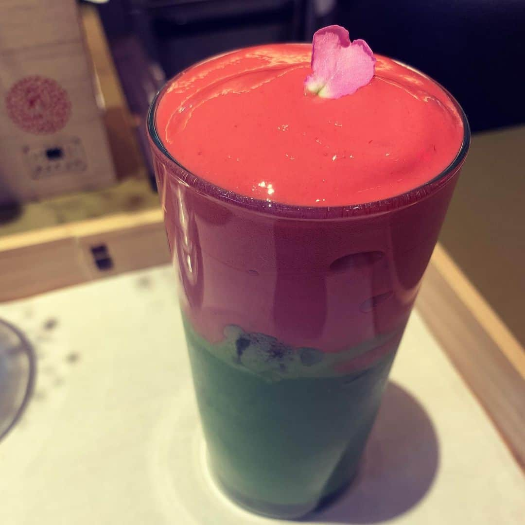 加藤千恵のインスタグラム：「いつかのお茶。ラズベリーと抹茶。ピザ店からカフェの数時間、話すこと尽きず。サウナでの整い方を聞いたけど、玄人すぎて参考にできそうになかった。はー、楽しかった。」