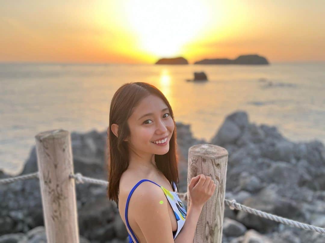 森ニーナのインスタグラム：「水着を持っていけば無料で入れる露天温泉は絶景でした🌅✨ 特に夕陽は感動ものです😍  24時間空いているから、満点の星空のもとゆっくりと楽しむこともできるんだって！💫 夜行く時は転ばないように気をつけてね😳🙌笑  #絶景 #新島 #ゴールデンウィーク」