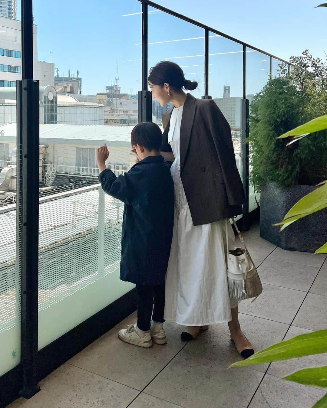 金子麻貴のインスタグラム：「GWは横浜でお買い物。  母が泊まりにきていたので家族みんなでお出かけ✨母の日も近いので  @baum_global で一緒にお買い物してきました。  いつも手がカサカサと言っていたのでハンドクリームとハンドソープをプレゼント🥰  店員さんもすごく丁寧に相談にのってくれて色々お試しが出来たので楽しいお買い物になりました💓  BAUMのお気に入りの香りはウッドランドウィンズだったけど今回は色々試してフォレストエンブレイスの香りにしました🌿  母は朝、軽くヨガをやってるそうで瞑想の時にもこの香りはオススメですよと店員さんが教えてくれたので私もちゃっかりお買い物🤭  そして主人も誕生日が近いのでお気に入りワンピでお食事へ✨ 今年はやっと通常のGWが迎えられて嬉しい1日でした。  #BAUM_beauty#baum#バウム#肌も心もととのう#森林浴美容#ハンドクリーム#ハンドソープ#スキンケア#母の日#母の日ギフト#横浜ニューマン#横浜#GW#休日コーデ#ワンピース#お出かけコーデ」