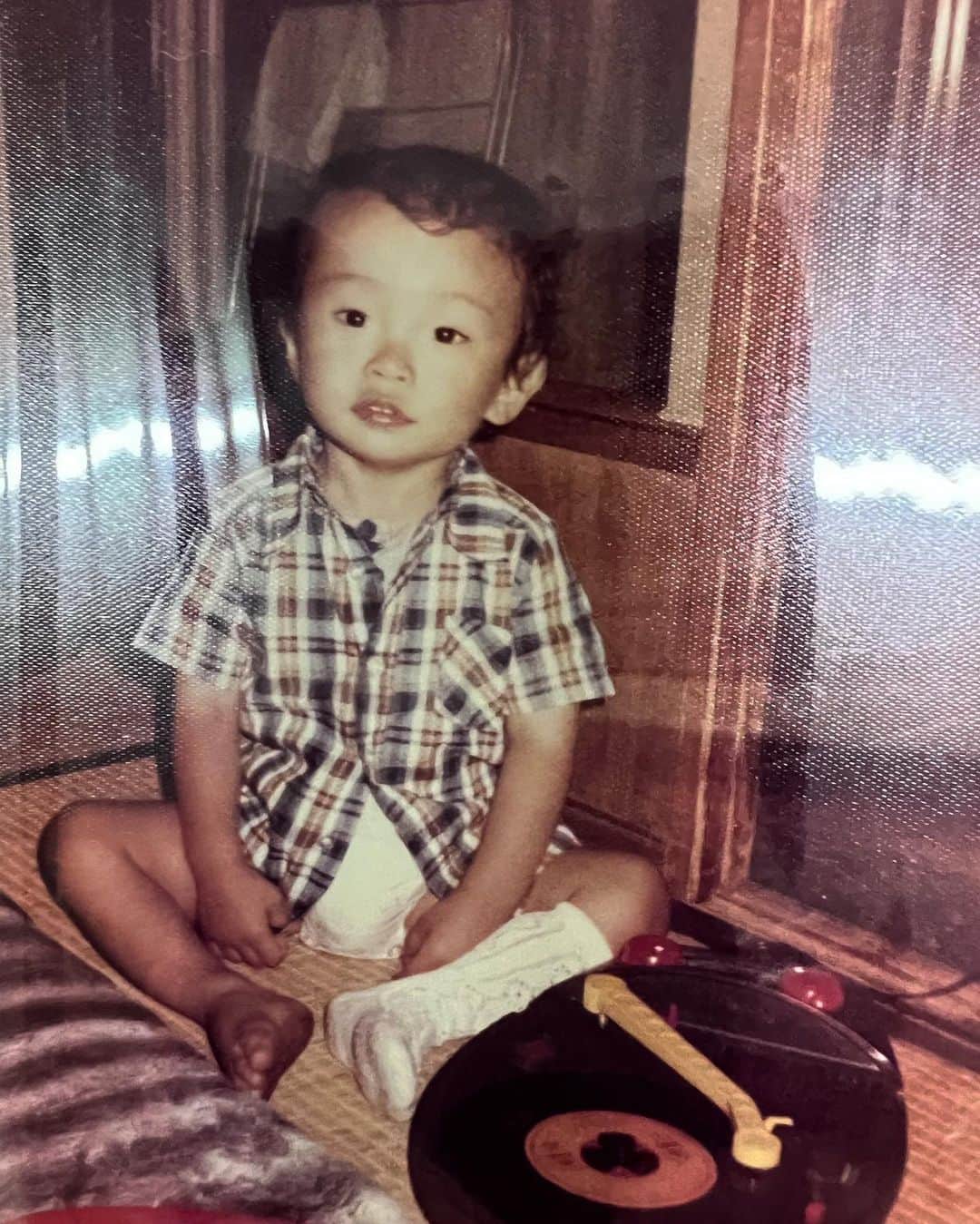 真鍋大度のインスタグラム：「DJ Daito. 1歳11ヶ月.  #こどもの日」
