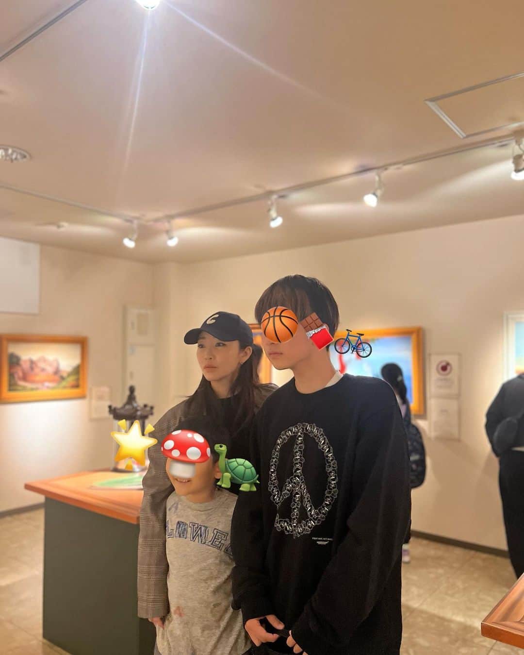 神崎恵のインスタグラム：「・ よく笑い、よく食べ、よく遊んだ休日。 息子たちの面白かわいい顔もたくさん見ることができました。 満足満足。 お兄ちゃんたちも大きくなって、みんなで予定を合わせるのもなかなか難しくなりました。 なんでもない日も、こんな日も、 いい日🐒  息子たちサービスデーではなく。 たぶん。息子たちからの、母ちゃんサービスデー。 間違いない。」