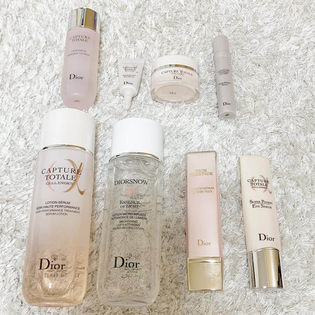 岡本麻佑のインスタグラム：「. ちょっとずつ集めているお気に入りのスキンケアたち🧖🏼‍♀️🤍💎効果も香りも良いからだいすき😘🩷✨  #dior#diorbeauty#diormakeup#skincare#スキンケア#カプチュール#ディオールスノー#ディオールプレステージ#化粧水#美容液#クリーム#アイクリーム#美容」