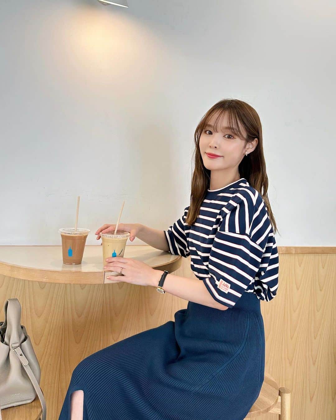 磯田 ひかる(Hikaru Isoda) のインスタグラム：「こんばんは🥰🤍 週末いかがお過ごしですか〜？ 今日も毎週土曜日22:00〜恒例のインスタライブやるので見に来てください🫶  ちょっとカジュアル気分だった日のコーデ🎶 ボーダーTにニットスカート合わせたよ〜！デニム合わせにするか悩んだけど、スカートにするとカジュアルすぎず良い🪞  【着用アイテム】 Tops @classicalelf_official  《JaVa ジャバコラボ》愛されレトロボーダー。メンズライクマルチボーダーTee ネイビー Mサイズ タイムセール価格（5月10日 23:59まで） 33%OFF ¥1,999税込  Skirt @uniqlo_jp  3Dリブロングスカート ブルー Sサイズ ¥4,990  ------------------------------ picaru：162cm / 骨格ウェーブ 1st ブライトスプリング 2nd ブライトサマー  大人可愛いスタイルアップコーデ ヘアメイクを合わせた トータルスタイリングを提案🤍  不定期にストーリーで ファッションお悩み相談募集中🥰 ------------------------------  他の投稿を見る→【@picaruuu】」
