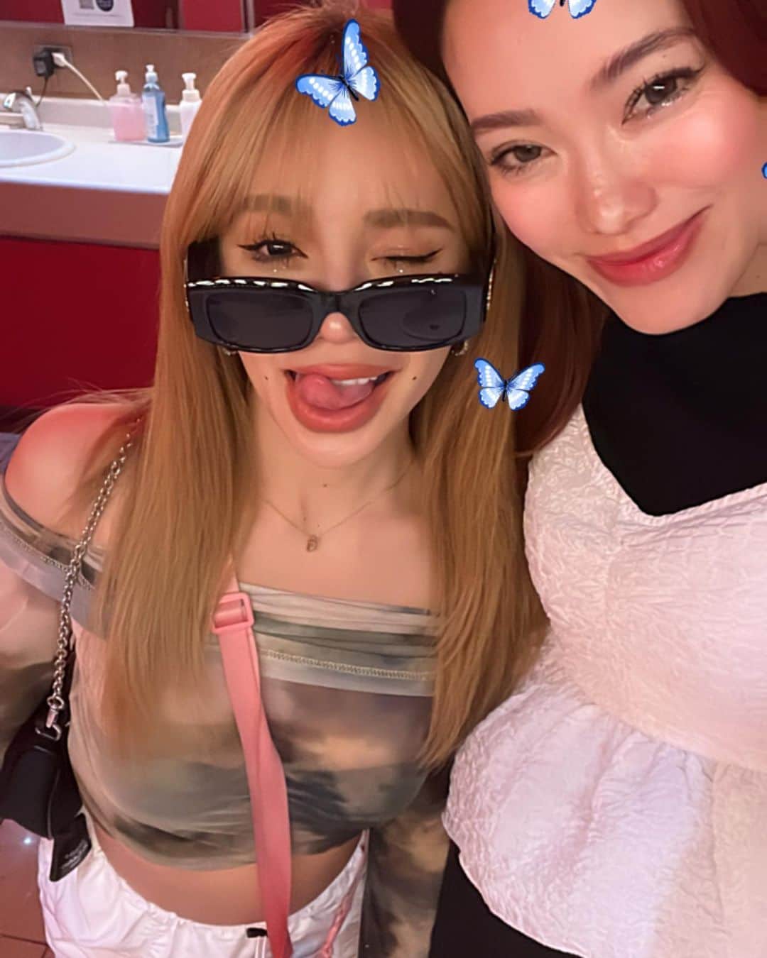 皇咲あゆのインスタグラム：「同い年で、同じ街の出身 強かで聡明で、美しい自慢のお友達 @chihonishio 🌈🦄💖🌹」