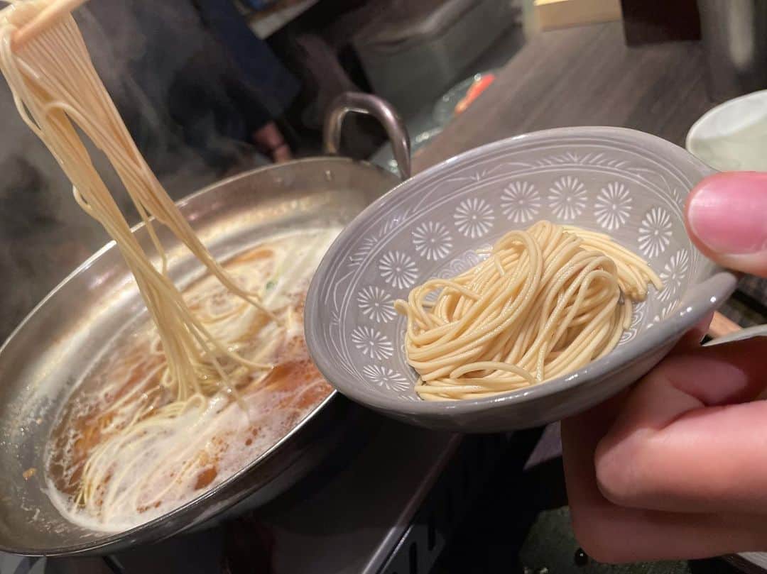 松浦麻里奈さんのインスタグラム写真 - (松浦麻里奈Instagram)「また行きたーいっ！！  博多もつ鍋 はらへった池袋へ😘👍 もつ鍋人数分の注文で飲み放題1.5h無料キャンペーン中！！ @harahetta_ikbr  直送の博多明太子が、丸々一本！！ 酒のつまみにもなるし、お鍋のアクセントとして入れてもいい感じだった😚👍 〆ものは、博多の製麺所にて博多麺！！ 雑炊とも迷ったけど、博多料理やから博多麺を😏  バリカタで食べたよ😚👍 ママさんが目の前のカウンターで作ってくれた😁🎉  まさか、ここで馬刺しが食べれるなんて😁🎉 しかもボリューミー！！ お刺し身もぶ厚めの、トロッとしててくさみなし！  あっつあつの、ふわっふわの 明太子入り出汁巻きがとにかく美味しかった🥰  #博多もつ鍋はらへった池袋　#もつ鍋　#pr #池袋グルメ　#隠れ家居酒屋」5月6日 21時32分 - ay114.831m