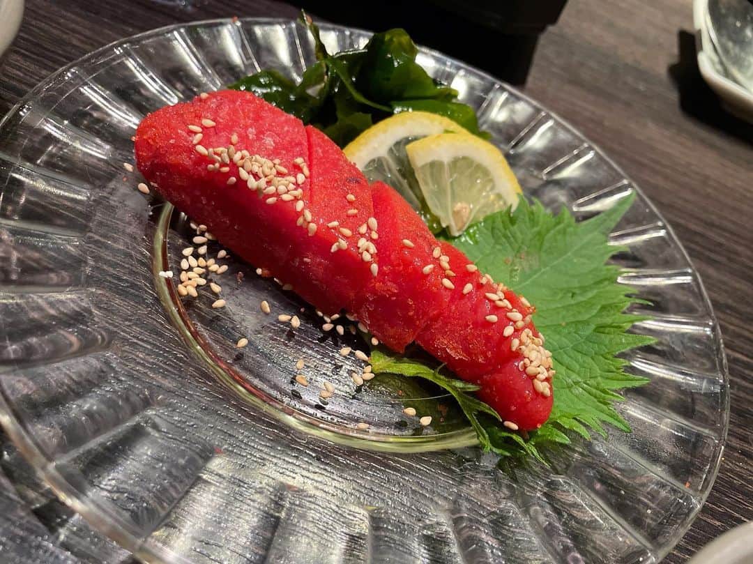 松浦麻里奈さんのインスタグラム写真 - (松浦麻里奈Instagram)「また行きたーいっ！！  博多もつ鍋 はらへった池袋へ😘👍 もつ鍋人数分の注文で飲み放題1.5h無料キャンペーン中！！ @harahetta_ikbr  直送の博多明太子が、丸々一本！！ 酒のつまみにもなるし、お鍋のアクセントとして入れてもいい感じだった😚👍 〆ものは、博多の製麺所にて博多麺！！ 雑炊とも迷ったけど、博多料理やから博多麺を😏  バリカタで食べたよ😚👍 ママさんが目の前のカウンターで作ってくれた😁🎉  まさか、ここで馬刺しが食べれるなんて😁🎉 しかもボリューミー！！ お刺し身もぶ厚めの、トロッとしててくさみなし！  あっつあつの、ふわっふわの 明太子入り出汁巻きがとにかく美味しかった🥰  #博多もつ鍋はらへった池袋　#もつ鍋　#pr #池袋グルメ　#隠れ家居酒屋」5月6日 21時32分 - ay114.831m