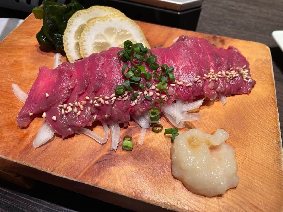 松浦麻里奈さんのインスタグラム写真 - (松浦麻里奈Instagram)「また行きたーいっ！！  博多もつ鍋 はらへった池袋へ😘👍 もつ鍋人数分の注文で飲み放題1.5h無料キャンペーン中！！ @harahetta_ikbr  直送の博多明太子が、丸々一本！！ 酒のつまみにもなるし、お鍋のアクセントとして入れてもいい感じだった😚👍 〆ものは、博多の製麺所にて博多麺！！ 雑炊とも迷ったけど、博多料理やから博多麺を😏  バリカタで食べたよ😚👍 ママさんが目の前のカウンターで作ってくれた😁🎉  まさか、ここで馬刺しが食べれるなんて😁🎉 しかもボリューミー！！ お刺し身もぶ厚めの、トロッとしててくさみなし！  あっつあつの、ふわっふわの 明太子入り出汁巻きがとにかく美味しかった🥰  #博多もつ鍋はらへった池袋　#もつ鍋　#pr #池袋グルメ　#隠れ家居酒屋」5月6日 21時32分 - ay114.831m
