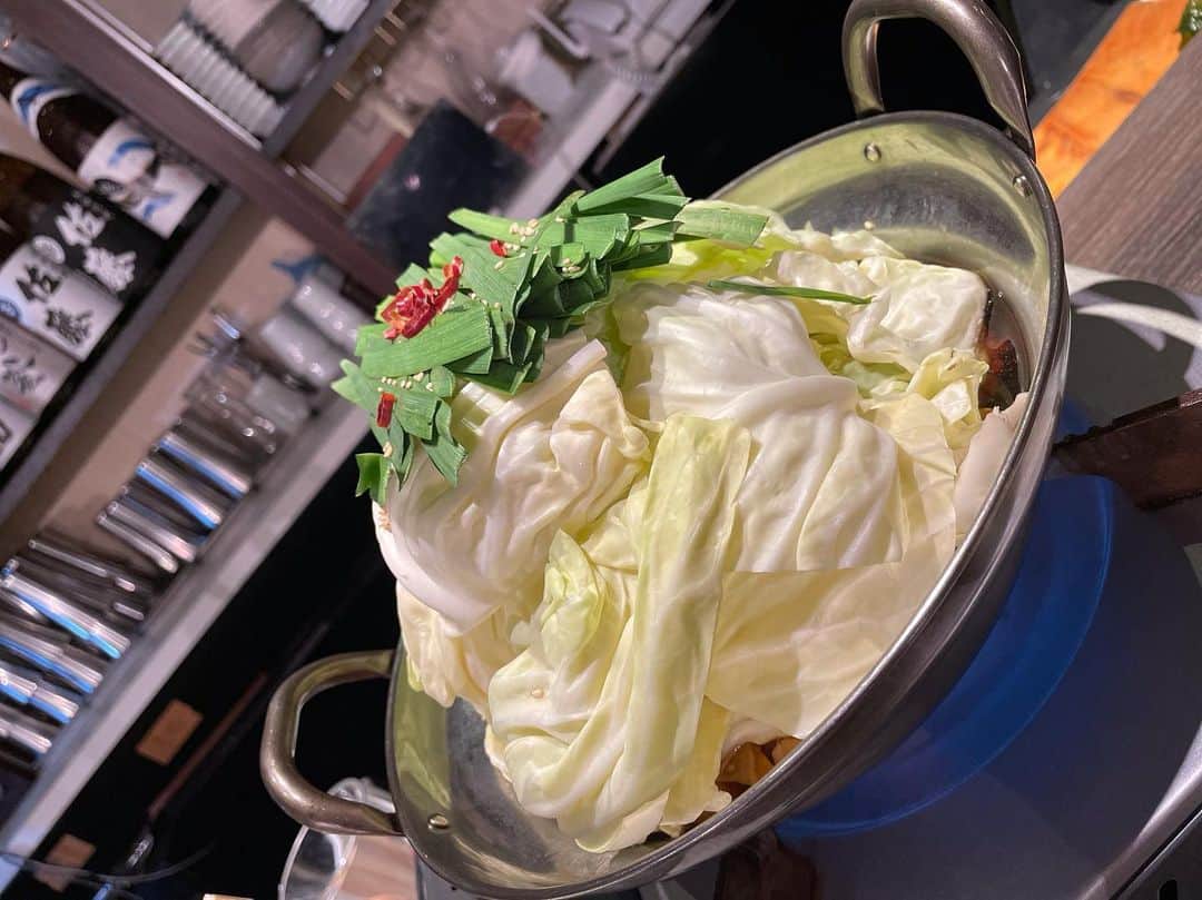 松浦麻里奈さんのインスタグラム写真 - (松浦麻里奈Instagram)「また行きたーいっ！！  博多もつ鍋 はらへった池袋へ😘👍 もつ鍋人数分の注文で飲み放題1.5h無料キャンペーン中！！ @harahetta_ikbr  直送の博多明太子が、丸々一本！！ 酒のつまみにもなるし、お鍋のアクセントとして入れてもいい感じだった😚👍 〆ものは、博多の製麺所にて博多麺！！ 雑炊とも迷ったけど、博多料理やから博多麺を😏  バリカタで食べたよ😚👍 ママさんが目の前のカウンターで作ってくれた😁🎉  まさか、ここで馬刺しが食べれるなんて😁🎉 しかもボリューミー！！ お刺し身もぶ厚めの、トロッとしててくさみなし！  あっつあつの、ふわっふわの 明太子入り出汁巻きがとにかく美味しかった🥰  #博多もつ鍋はらへった池袋　#もつ鍋　#pr #池袋グルメ　#隠れ家居酒屋」5月6日 21時32分 - ay114.831m
