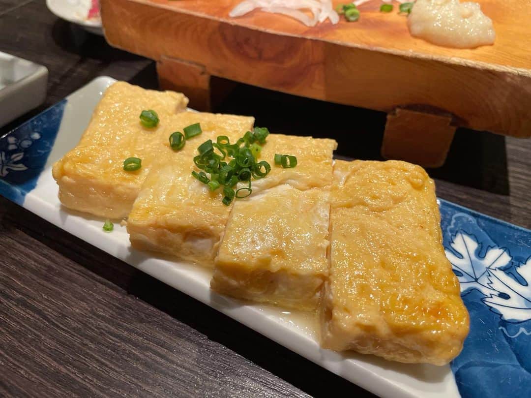 松浦麻里奈さんのインスタグラム写真 - (松浦麻里奈Instagram)「また行きたーいっ！！  博多もつ鍋 はらへった池袋へ😘👍 もつ鍋人数分の注文で飲み放題1.5h無料キャンペーン中！！ @harahetta_ikbr  直送の博多明太子が、丸々一本！！ 酒のつまみにもなるし、お鍋のアクセントとして入れてもいい感じだった😚👍 〆ものは、博多の製麺所にて博多麺！！ 雑炊とも迷ったけど、博多料理やから博多麺を😏  バリカタで食べたよ😚👍 ママさんが目の前のカウンターで作ってくれた😁🎉  まさか、ここで馬刺しが食べれるなんて😁🎉 しかもボリューミー！！ お刺し身もぶ厚めの、トロッとしててくさみなし！  あっつあつの、ふわっふわの 明太子入り出汁巻きがとにかく美味しかった🥰  #博多もつ鍋はらへった池袋　#もつ鍋　#pr #池袋グルメ　#隠れ家居酒屋」5月6日 21時32分 - ay114.831m