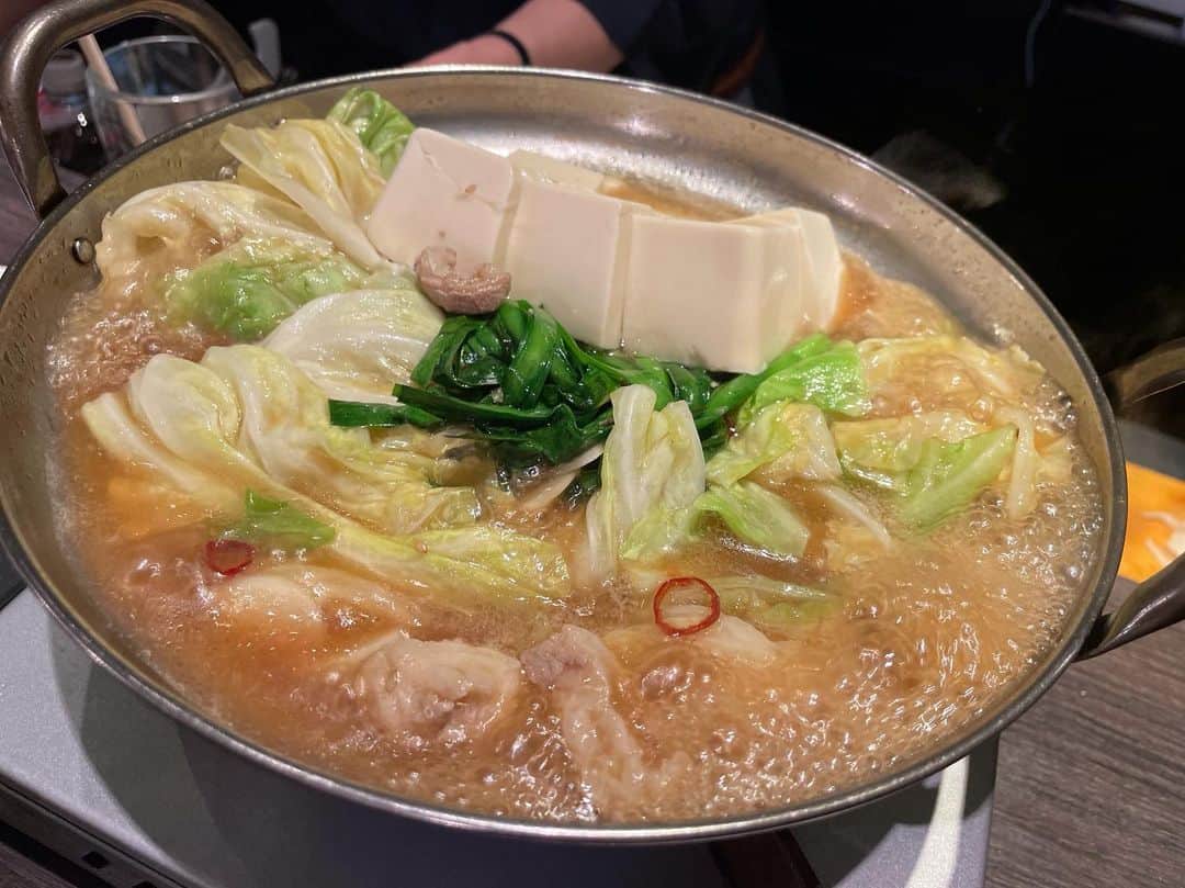 松浦麻里奈さんのインスタグラム写真 - (松浦麻里奈Instagram)「また行きたーいっ！！  博多もつ鍋 はらへった池袋へ😘👍 もつ鍋人数分の注文で飲み放題1.5h無料キャンペーン中！！ @harahetta_ikbr  直送の博多明太子が、丸々一本！！ 酒のつまみにもなるし、お鍋のアクセントとして入れてもいい感じだった😚👍 〆ものは、博多の製麺所にて博多麺！！ 雑炊とも迷ったけど、博多料理やから博多麺を😏  バリカタで食べたよ😚👍 ママさんが目の前のカウンターで作ってくれた😁🎉  まさか、ここで馬刺しが食べれるなんて😁🎉 しかもボリューミー！！ お刺し身もぶ厚めの、トロッとしててくさみなし！  あっつあつの、ふわっふわの 明太子入り出汁巻きがとにかく美味しかった🥰  #博多もつ鍋はらへった池袋　#もつ鍋　#pr #池袋グルメ　#隠れ家居酒屋」5月6日 21時32分 - ay114.831m