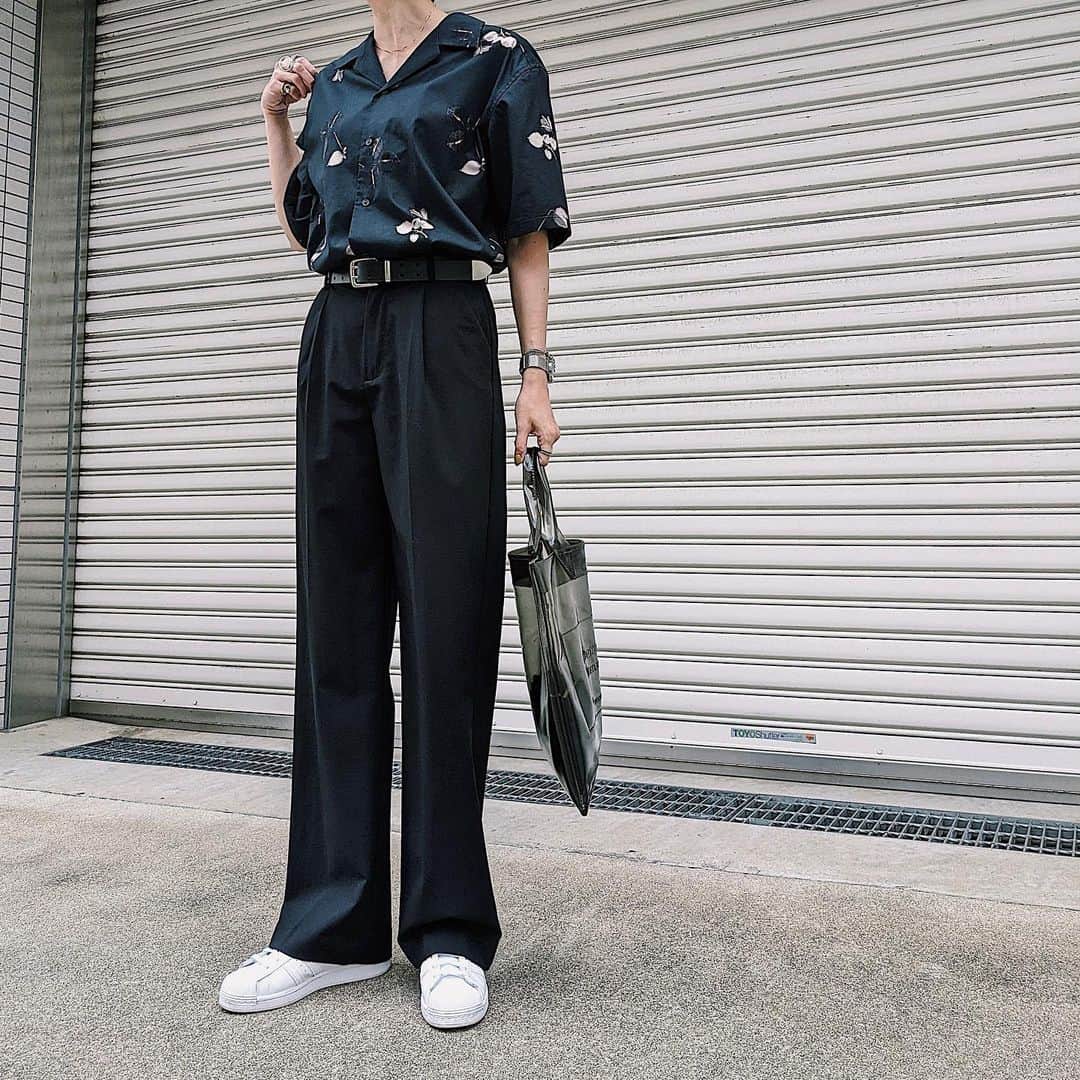 maai0528のインスタグラム：「〻👩🏻🕊️🍰🍋 Ｙesterday‥📓 毎年1枚は欲しくなる柄シャツ ． シンプルなパンツはもちろん 幅広く着回せるから好き♡ ． ． tops @uniqlo @uniqlo_with  178cm L size ． ． ．  #fashion  #uniqlo  #uniqlo_with  #ユニクロコーデ  #プリントオープンカラーシャツ」