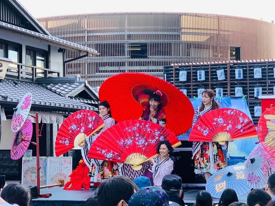 荒木巴のインスタグラム：「改めまして、ミナカ小田原様でのゴールデンウィークイベント。イリュージョンマジックショーをさせていただきました。 ご覧いただいた皆様、ありがとうございました。 行動制限のない4年ぶりのゴールデンウィーク、最高に幸せでした。 北條五代祭りもめちゃくちゃ楽しくて、小田原に稽古場を移した私の目に狂いはなかったです。笑 これからも頑張ってまいります！  #小田原  #ミナカ小田原  #小田原観光  #北條五代祭り  #和風マジック  #イリュージョン  #荒木巴  #ずっと楽しい」