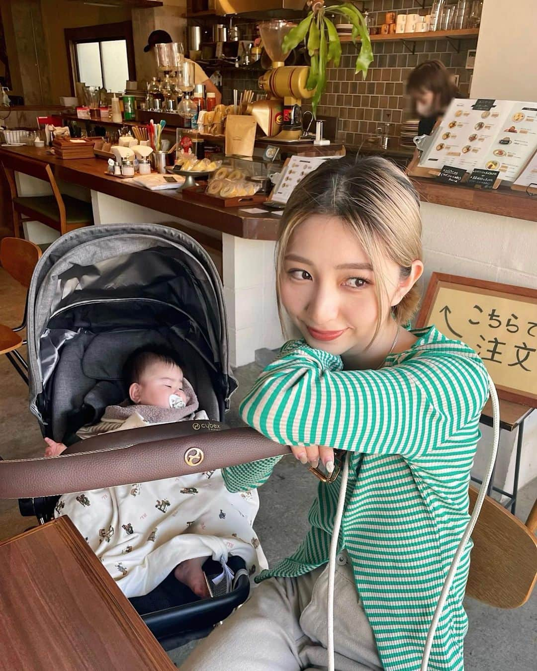 松尾 瞳さんのインスタグラム写真 - (松尾 瞳Instagram)「こないだチビミと行ったランチ🍽️  ポンタの時もだったけど月日が経つのがとにかくはやくて はやすぎてチビミさんはもう昨日で9ヶ月になられました🙏🏻あと3ヶ月で1歳なんて、、、  ベビー期もっと噛みしめて過ごそう、、  #母と娘 #令和4年ベビー #女の子ベビー #女の子ママ #2児ママ #ママスタグラム #ベビスタグラム #ベビライフ #生後9ヶ月」5月6日 21時36分 - hitomimatsuo.09