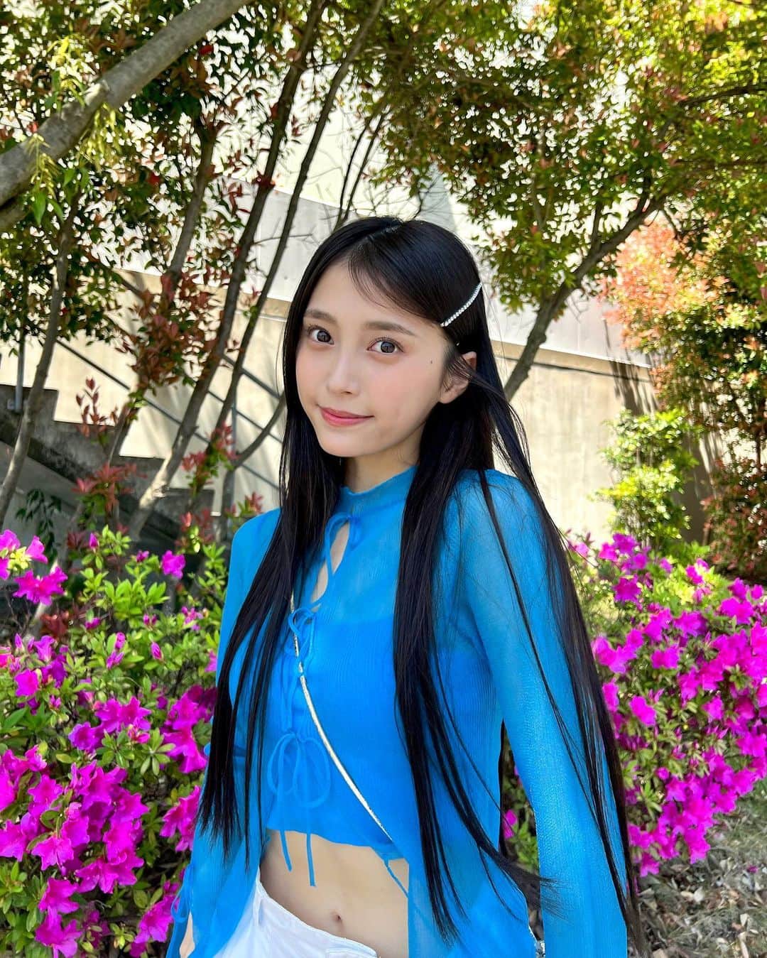 小山リーナさんのインスタグラム写真 - (小山リーナInstagram)「. 青色マイブーム🪼 最近華やかなカラーに目が行きがち にしてもこのピン使いすぎだね」5月6日 21時38分 - rina_koyama_box