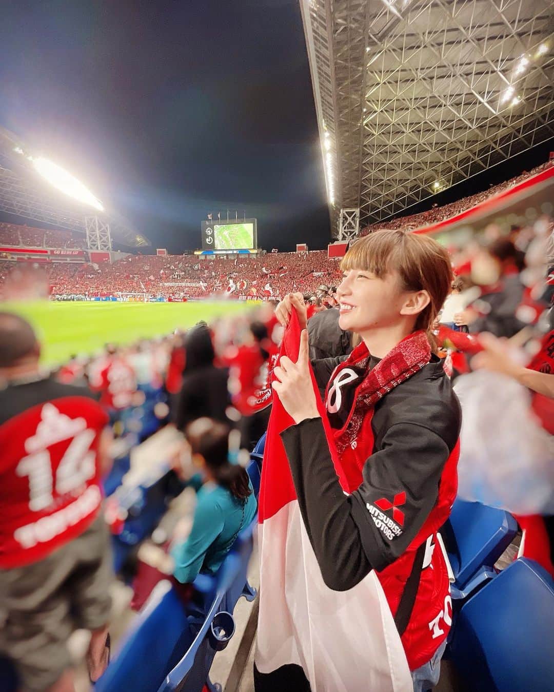 荻野由佳のインスタグラム：「浦和レッズアジアナンバー1 おめでとうございます 感動をありがとうございます もう、なんて言葉にしたらいいか分からないです ただただ嬉しい気持ちでいっぱいです  試合後と試合前の写真です。😂」