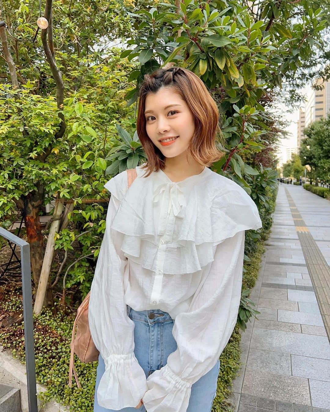 池田真子のインスタグラム：「バッグのファーストサンプルが上がってきた日👜💓 (写真はお借りした別の商品です🌱) ． 今回コラボさせていただくバッグは、とにかく中身が取り出しやすいバッグを作っています！ ． ． これまでのバッグの中身動画を見てくださった方はわかると思うのですが、私自身バッグの中の収納に関してはめちゃくちゃこだわりが強くて(笑) ． ． 理想は浮かびつつ、バランスを考えると難しかったりもして、試行錯誤を繰り返し中です💪 ． ． 企業さんが色んな願いを叶えてくださって、今までの悩みが改善される機能も付いています💕 ． 楽しみにしていてください！！🌼 ． ． ． ． ． #コラボ商品 #バッグ #バッグ好き #バッグ開発 #ブラウスコーデ #コーデ  #カジュアルコーデ  #大人カジュアル #カジュアルファッション  #instagood  #casualoutfit #instafashion #denimstyle #springfashion #favorite #makoscode」