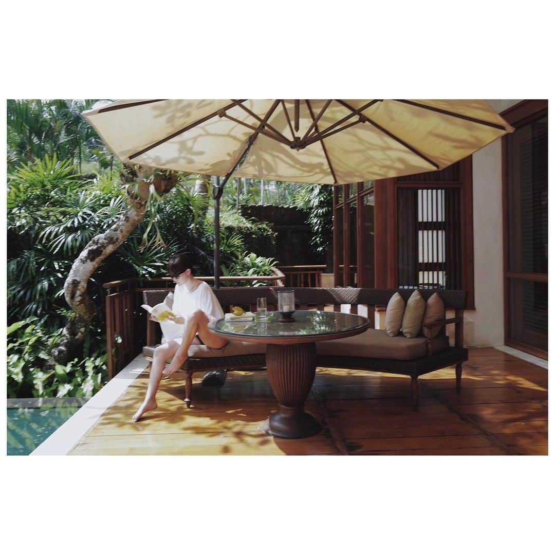 JUNNAのインスタグラム：「ホテルに籠るプランZEROの旅  泳.食.読.寝 🔁  水着の上からバサっと羽織るのに持って来たのは来週からルミネ新宿店にて先行発売の #ETREスクエアカットトップス  このトップは数年ぶりの発売。発売依頼ずっと再生産のリクエストをいただいておりましたので、今年生地を変え復刻させました。以前のものはシャリ感のある少し透けた生地でしたが、今回は透けは無く、とろみのある生地です。  @etretokyo  @etretokyo_store   #only #etretokyo #junna✈️ #バリ」