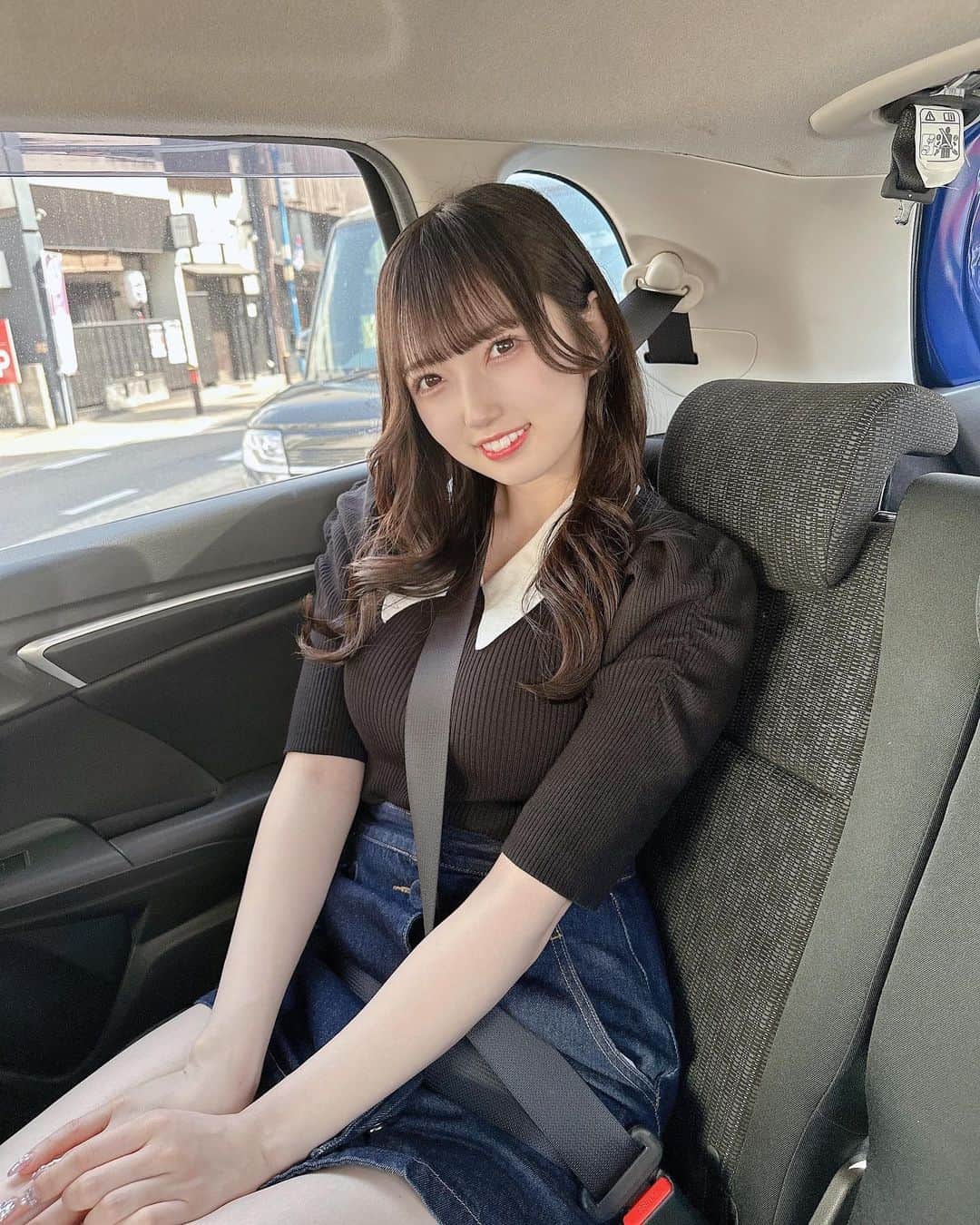 のインスタグラム：「自分本当は助手席の方が好き！   なんか助手席の方が酔わない気がする…（笑）  初めてらへんの遠征は、必ず酔い止め飲んでたんだけど 最近は飲まなくても平気になった！！！  慣れたのかな？？  飛行機も余裕になったよ！！！  この日、ライブ終わったあと アウトレットに行ってきたんだ〜  人生で初めてのアウトレットだったの！楽しかった🫢🫢   #ドライブ  #名古屋  #trip  #photography  #photooftheday  #instagood  #instadaily  #instalike  #instapic  #like  #likers  #love  #selfie  #girl  #daily  #dailylook  #japan  #goodportraitworld  #いいね返し  #フォロー  #grl」