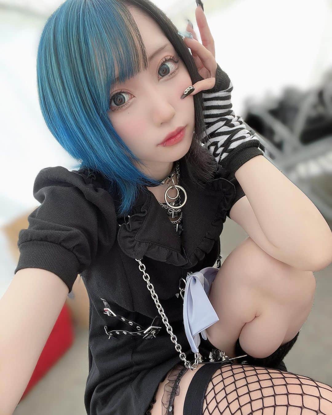 のインスタグラム：「503肉フェス@お台場 ⁡ フェスに向けて気合い入れてユウハウスさんで 青チャージ＆ショートウルフにしてきた🐺❤️‍🔥 @yuhouse_yamashiro  ⁡ 結構短くなったヨ^_−☆ 気付いたかな？？？ いつもありがとうございます🩵 緑っぽくならないように濃いめに入れてもらった🦋 ⁡ 衣装は今回もJamieエーエヌケーさんの セットアップ🎀🖤 @jamieank  ⁡ ⁡ 野外フェス最高に楽しかったー！！！ ぶち上がってくれてありがとー！！！ ライブ映像少しYouTubeに載せました、見てね♡ ⁡ ⁡ ⁡ #肉フェス #肉フェスお台場 #野外フェス #フェス #ショートウルフ #ウルフカット #ウルフカット女子 #ウルフ #シイナナルミ #エモシア #emosiah #歌い手 #ツートン #ツートンカラー #派手髪 #派手髪女子 #派手髪ショート #ショート #ショートヘア」