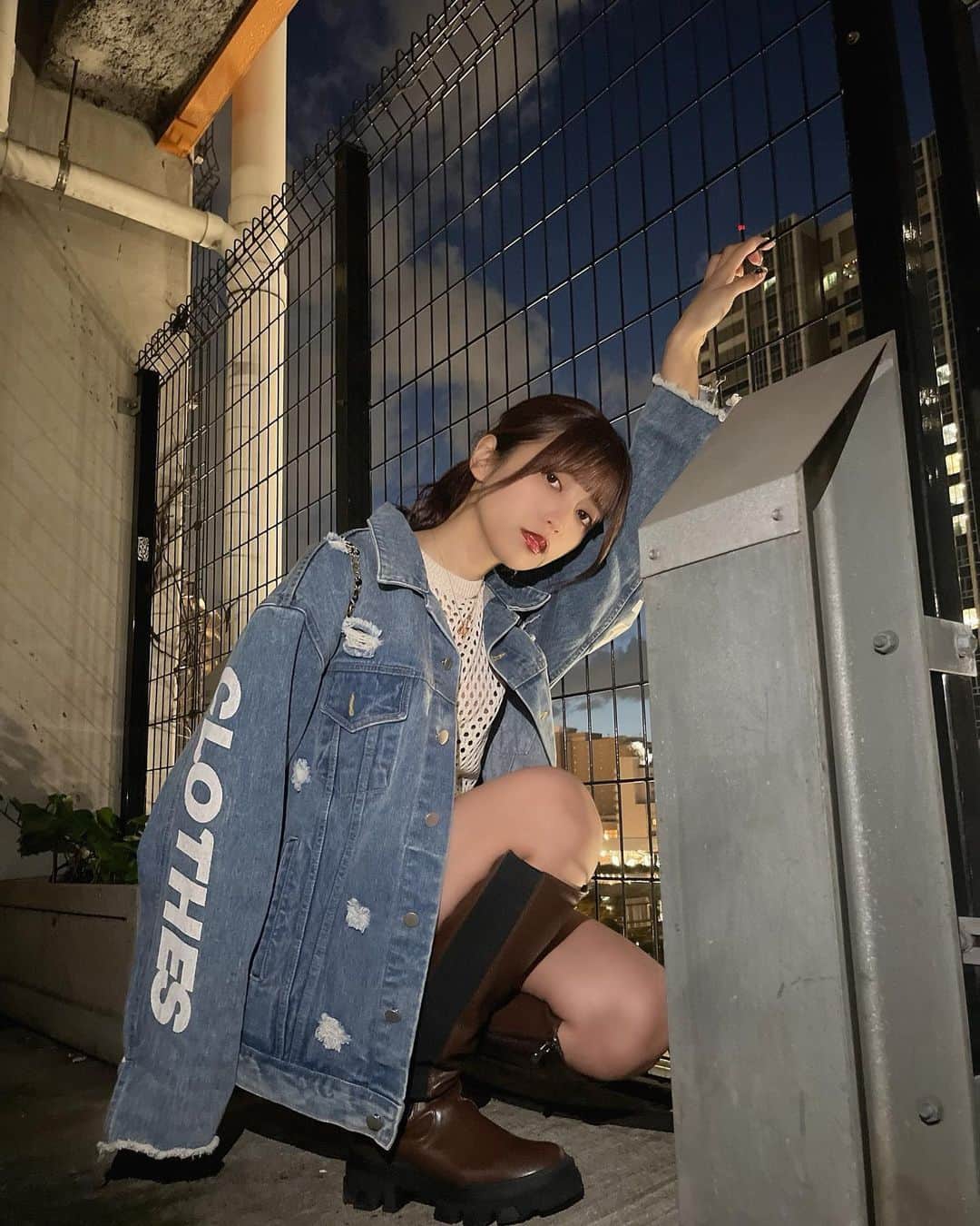 ゆんのインスタグラム：「たまには夜撮った写真も🌙  お台場の駐車場で家族が鍵 持ったままで車に乗れなくて ひたすら待ってた時。笑  妹と寒いね〜って夜景見てたけど 素晴らしい夜景に出会えたから良しでしょ✊🏻ぽじてぃぶ〜〜っ！」