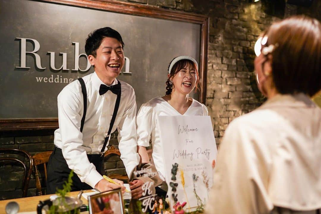 Ruban Weddingさんのインスタグラム写真 - (Ruban WeddingInstagram)「⁡ ⁡ 新郎新婦様とゲストが一緒に作るテーブル装花🪻🥀 ⁡ まずエスコートカードのついたフラワーベースをご用意🏺 新郎新婦様にゲストのイメージカラーの 色水を作ってもらいました🩵 ⁡ そしてゲストの皆様に好きなお花を生けてもらい、 ご自身のテーブルへ✨ ⁡ 新郎新婦様とゲストが一緒に作る オリジナルなテーブル装花の完成です💐 ⁡ こちらのご結婚式はご友人のみのパーティー🥳 ゲストの皆様に感謝を伝えながら とにかく楽しんでもらいたいという想いで作っていきました☺️ ⁡ お2人がゲストをお迎えするウェルカムパーティーから お開きまで本当に大盛り上がりで、 食べて飲んで笑って泣いて、とても楽しい時間が流れました🌈 ⁡ ⁡ ♒︎♒︎♒︎♒︎♒︎♒︎♒︎♒︎♒︎♒︎♒︎♒︎♒︎♒︎♒︎♒︎♒︎♒︎♒︎♒︎♒︎♒︎♒︎♒︎♒︎♒︎♒︎♒︎♒︎♒︎♒︎♒︎♒︎♒︎♒︎♒︎ ⁡ Rubanではお客様お一人お一人に合わせて、ご結婚式の内容をご提案しています。 新郎新婦様お二人の個性を表現しながら、 どんなゲストがいらっしゃるか、 どんな思い出を作りたいか、何を伝えたいか、 そんなこともプランナーと一緒に考えてその1日をつくります。 ⁡ ⁡ ⁡ ♒︎♒︎♒︎♒︎♒︎♒︎♒︎♒︎♒︎♒︎♒︎♒︎♒︎♒︎♒︎♒︎♒︎♒︎♒︎♒︎♒︎♒︎♒︎♒︎♒︎♒︎♒︎♒︎♒︎♒︎♒︎♒︎♒︎♒︎♒︎♒︎ ご見学のご予約は @rubanwedding プロフィールページの URLからどうぞ！ ⁡ ウェディングフェアーのご予約は WEBサイトorお電話にて🌿 📞087-873-2292 DMからのご質問もお受けしております！ ⁡ お気軽にご相談下さいませ！  結婚式場 Ruban-リュバン- ⁡ ⁡ #rubanwedding#ruban#リュバン#アンティーク#花嫁#プレ花嫁#香川県のプレ花嫁さんと繋がりたい#デザートビュッフェ#高松結婚式場#chainonwedding #marry#marry花嫁#高松市#フォトウェディング#香川花嫁#高松花嫁#四国花嫁#ウェルカムパーティー#貸切ウェディング#オリジナルウェディング #ウェディングパーティー#結婚式演出アイデア #ウェルカムパーティー #香川結婚式場 #エスコートフラワー #コンセプトウエディング #結婚式アイディア」5月6日 21時47分 - rubanwedding