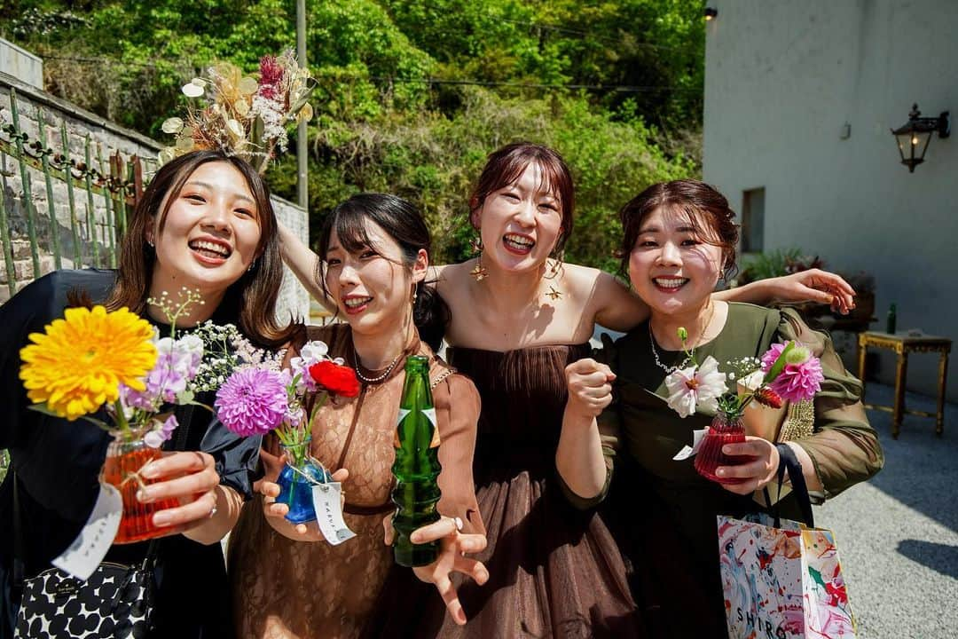 Ruban Weddingさんのインスタグラム写真 - (Ruban WeddingInstagram)「⁡ ⁡ 新郎新婦様とゲストが一緒に作るテーブル装花🪻🥀 ⁡ まずエスコートカードのついたフラワーベースをご用意🏺 新郎新婦様にゲストのイメージカラーの 色水を作ってもらいました🩵 ⁡ そしてゲストの皆様に好きなお花を生けてもらい、 ご自身のテーブルへ✨ ⁡ 新郎新婦様とゲストが一緒に作る オリジナルなテーブル装花の完成です💐 ⁡ こちらのご結婚式はご友人のみのパーティー🥳 ゲストの皆様に感謝を伝えながら とにかく楽しんでもらいたいという想いで作っていきました☺️ ⁡ お2人がゲストをお迎えするウェルカムパーティーから お開きまで本当に大盛り上がりで、 食べて飲んで笑って泣いて、とても楽しい時間が流れました🌈 ⁡ ⁡ ♒︎♒︎♒︎♒︎♒︎♒︎♒︎♒︎♒︎♒︎♒︎♒︎♒︎♒︎♒︎♒︎♒︎♒︎♒︎♒︎♒︎♒︎♒︎♒︎♒︎♒︎♒︎♒︎♒︎♒︎♒︎♒︎♒︎♒︎♒︎♒︎ ⁡ Rubanではお客様お一人お一人に合わせて、ご結婚式の内容をご提案しています。 新郎新婦様お二人の個性を表現しながら、 どんなゲストがいらっしゃるか、 どんな思い出を作りたいか、何を伝えたいか、 そんなこともプランナーと一緒に考えてその1日をつくります。 ⁡ ⁡ ⁡ ♒︎♒︎♒︎♒︎♒︎♒︎♒︎♒︎♒︎♒︎♒︎♒︎♒︎♒︎♒︎♒︎♒︎♒︎♒︎♒︎♒︎♒︎♒︎♒︎♒︎♒︎♒︎♒︎♒︎♒︎♒︎♒︎♒︎♒︎♒︎♒︎ ご見学のご予約は @rubanwedding プロフィールページの URLからどうぞ！ ⁡ ウェディングフェアーのご予約は WEBサイトorお電話にて🌿 📞087-873-2292 DMからのご質問もお受けしております！ ⁡ お気軽にご相談下さいませ！  結婚式場 Ruban-リュバン- ⁡ ⁡ #rubanwedding#ruban#リュバン#アンティーク#花嫁#プレ花嫁#香川県のプレ花嫁さんと繋がりたい#デザートビュッフェ#高松結婚式場#chainonwedding #marry#marry花嫁#高松市#フォトウェディング#香川花嫁#高松花嫁#四国花嫁#ウェルカムパーティー#貸切ウェディング#オリジナルウェディング #ウェディングパーティー#結婚式演出アイデア #ウェルカムパーティー #香川結婚式場 #エスコートフラワー #コンセプトウエディング #結婚式アイディア」5月6日 21時47分 - rubanwedding