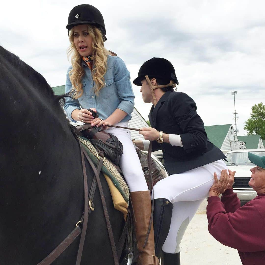 ジョニー・ウィアーのインスタグラム：「6.May.2023 Happy Derby Weekend everyone! 😆Caption it.   @taralipinski @nbcsports @taraandjohnny  #kentuckyderby #sports #besties #watchmeneighneigh」