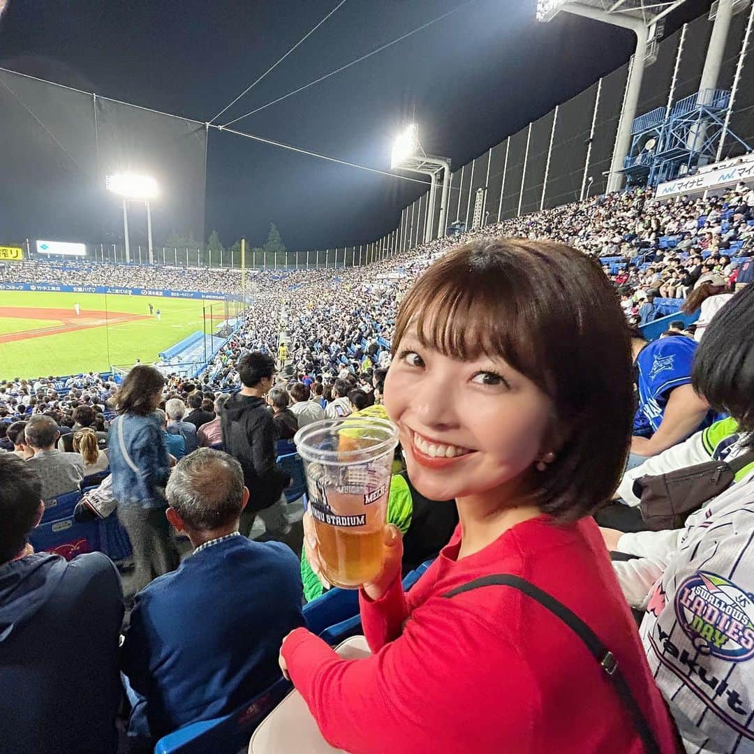 小尾渚沙さんのインスタグラム写真 - (小尾渚沙Instagram)「２日連続の神宮球場⚾️‼️ 昨日の“青空の下で飲むビール”も最高だ〜と思いましたが、今日の“夜風に吹かれながら飲むビール”も気持ち良かったです🤤❤️  あれ、野球見に行ったのにまたビールの話🤭w . . #GW #ビール大好き #ビール女子  #小尾ールタイム #🍺」5月6日 21時48分 - obi_nagisa