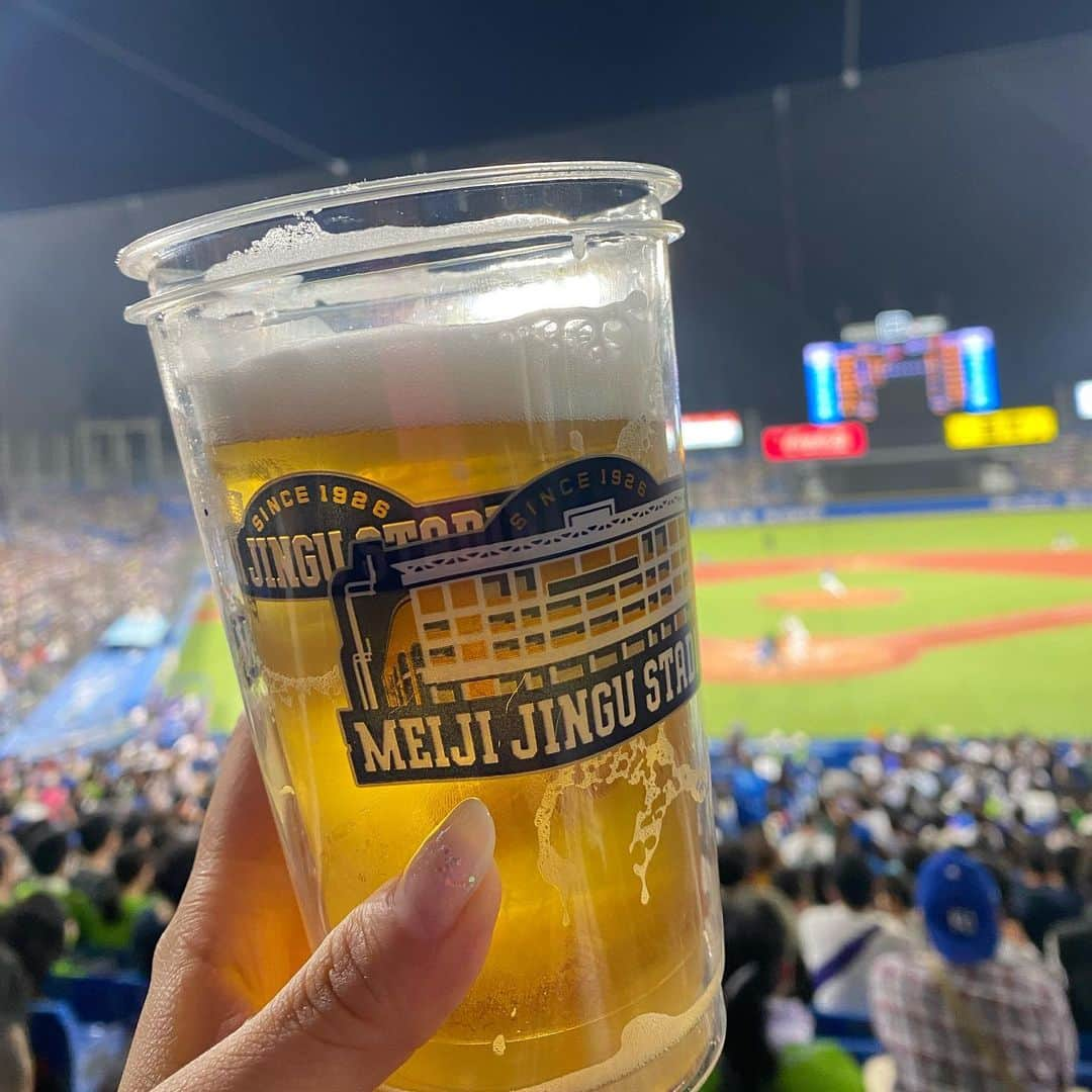 小尾渚沙さんのインスタグラム写真 - (小尾渚沙Instagram)「２日連続の神宮球場⚾️‼️ 昨日の“青空の下で飲むビール”も最高だ〜と思いましたが、今日の“夜風に吹かれながら飲むビール”も気持ち良かったです🤤❤️  あれ、野球見に行ったのにまたビールの話🤭w . . #GW #ビール大好き #ビール女子  #小尾ールタイム #🍺」5月6日 21時48分 - obi_nagisa