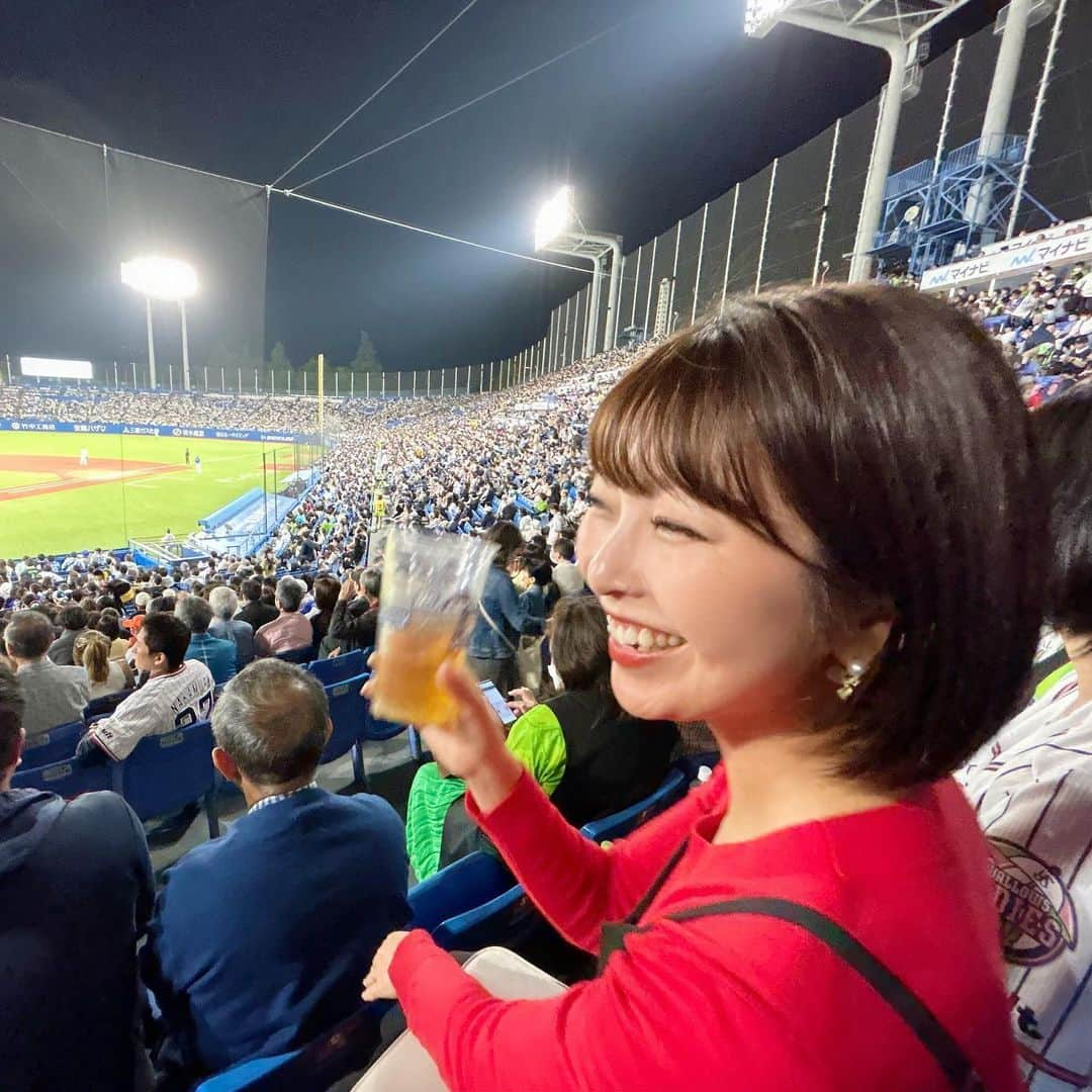 小尾渚沙のインスタグラム：「２日連続の神宮球場⚾️‼️ 昨日の“青空の下で飲むビール”も最高だ〜と思いましたが、今日の“夜風に吹かれながら飲むビール”も気持ち良かったです🤤❤️  あれ、野球見に行ったのにまたビールの話🤭w . . #GW #ビール大好き #ビール女子  #小尾ールタイム #🍺」