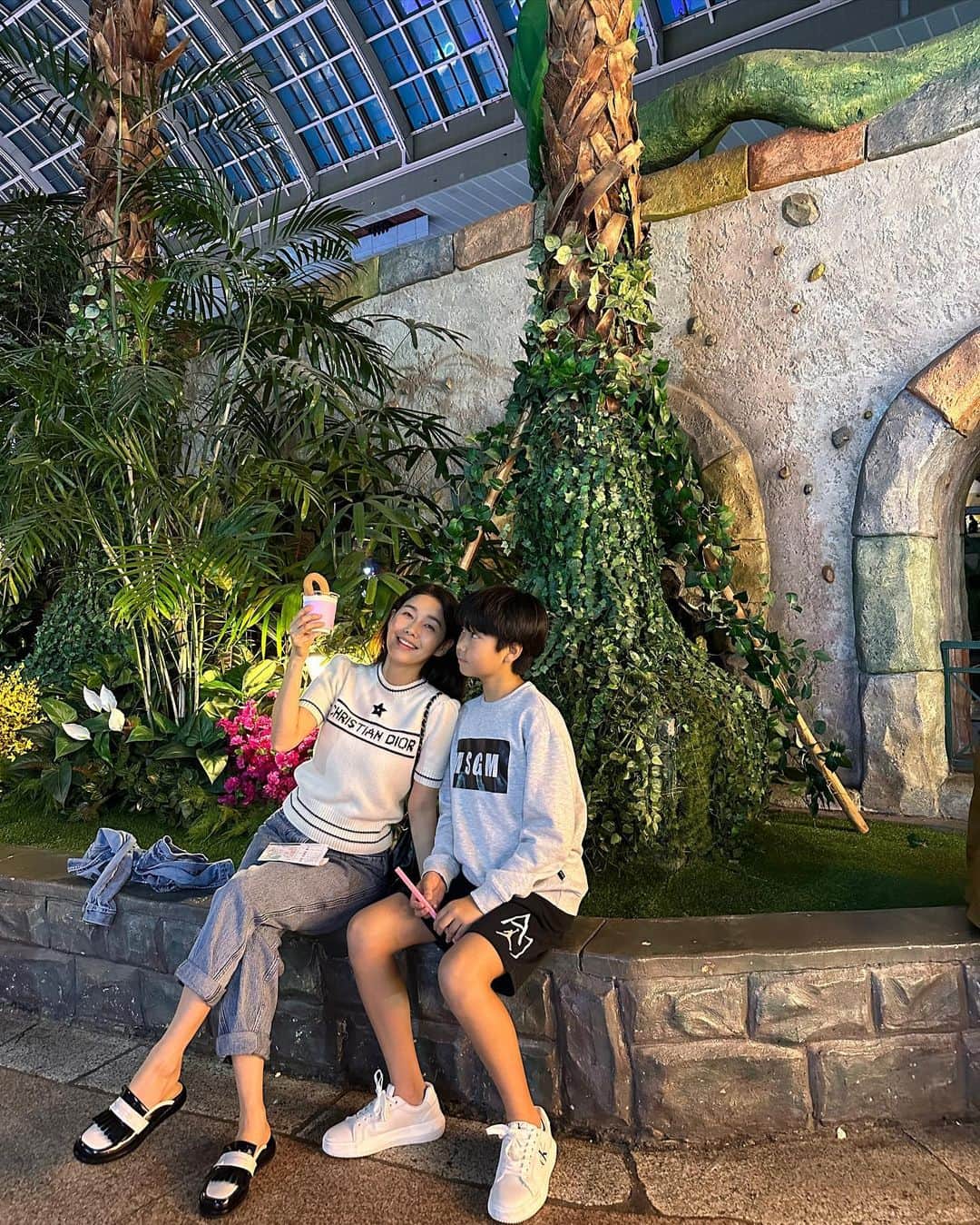 パク・タミのインスタグラム：「- 우리 완이 발이 이젠 엄마 발보다 크고, 아빠랑 다니는 뒷모습 보니.. 어깨도 슬슬 넓어지고^^  나는 롯데월드 왔는데 뛰어다닌 기억 밖에 없고🤣 지금이. . .며. . . 몇시라구요?」
