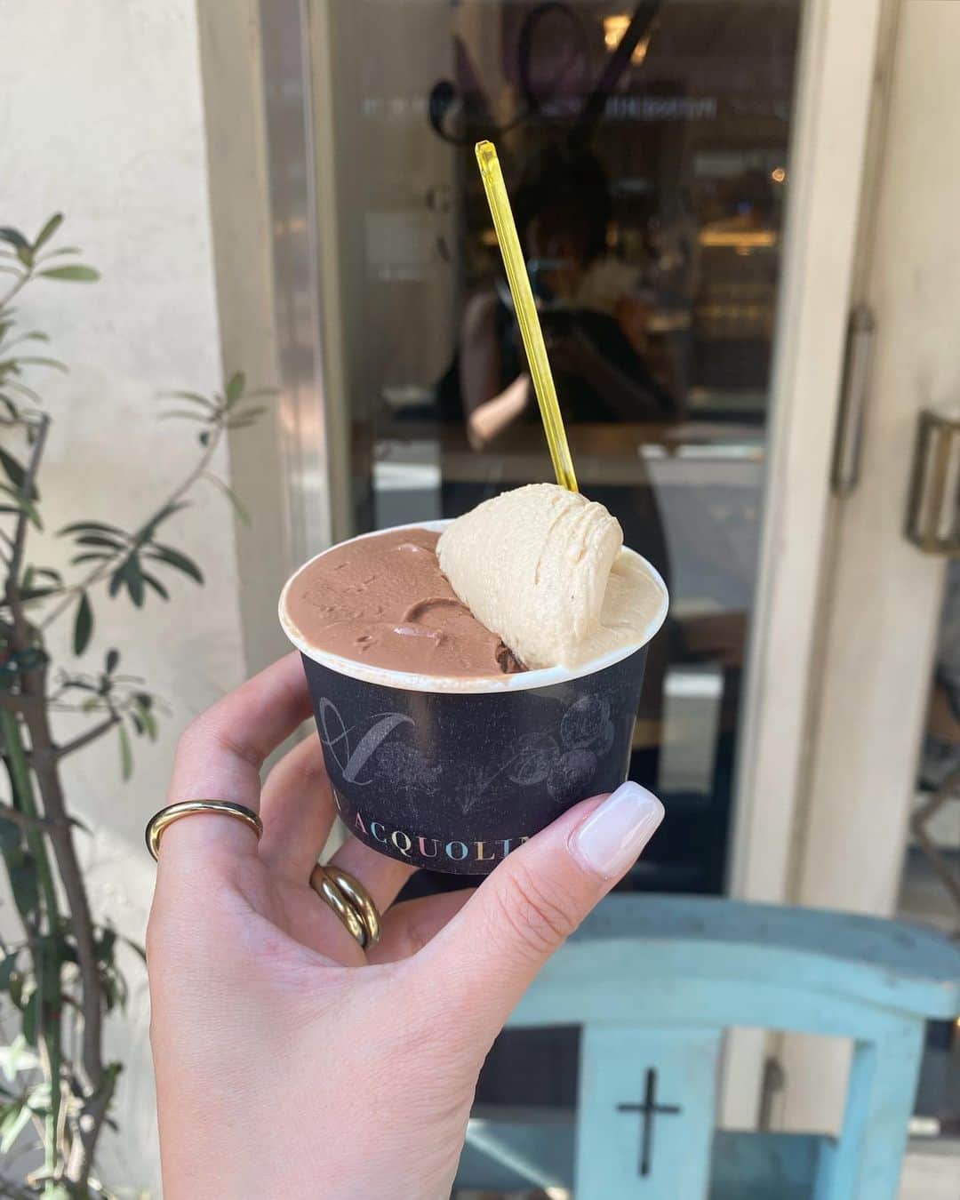吉田佳菜のインスタグラム：「ㅤㅤㅤㅤㅤㅤㅤㅤㅤㅤㅤㅤㅤ ㅤㅤㅤㅤㅤㅤㅤㅤㅤㅤㅤㅤㅤ 祐天寺の好きなお店🍨🍽🍞  @acquolina_tokyo  色んなフレーバーのジェラートがどれも美味しいだけじゃなく 休日限定のソフトクリームもいつも魅力的で迷ってしまう🍦  @pedibusjambus  いつもスープとチーズパン♪ スープは日替わりで色々あるけど いつも、どれも美味しくて優しい味😌 この日はごぼう！  #ちわこの休日 #祐天寺グルメ #祐天寺カフェ #acquolina #gelateriaacquolina #ジェラテリアアクオリーナ #pedibusjambus」